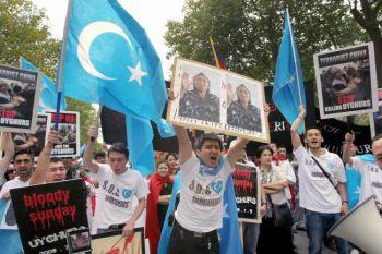 Uigurer och deras anhängare demonstrerar i Paris i juli 2009 för att stödja de muslimska uigurerna från den kinesiska provinsen Xinjiang. (Pierre Verdy/AFP/Getty Images)