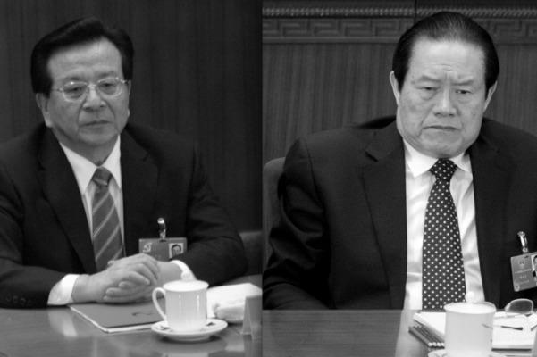 Zeng Qinghong (vänster), den 9 mars 2006 i Peking och Zhou Yongkang (höger), vid öppnandet av Nationella folkkongressen i Peking, 5 mars 2012. (Liu Jin &amp; Andrew Wong/AFP/Getty Images)