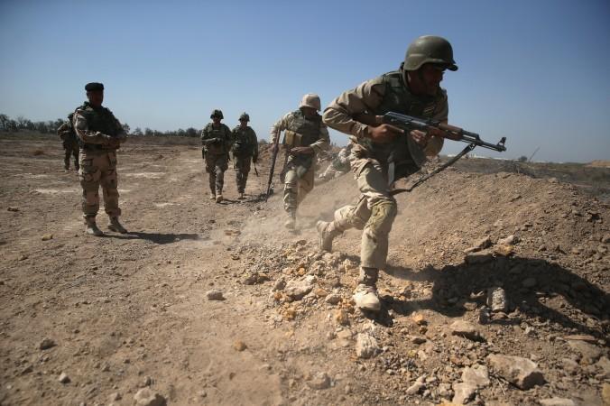 
Amerikanska instruktörer tränar irakiska rekryter på en militärbas i april 2015. (Foto: John Moore/Getty Image)