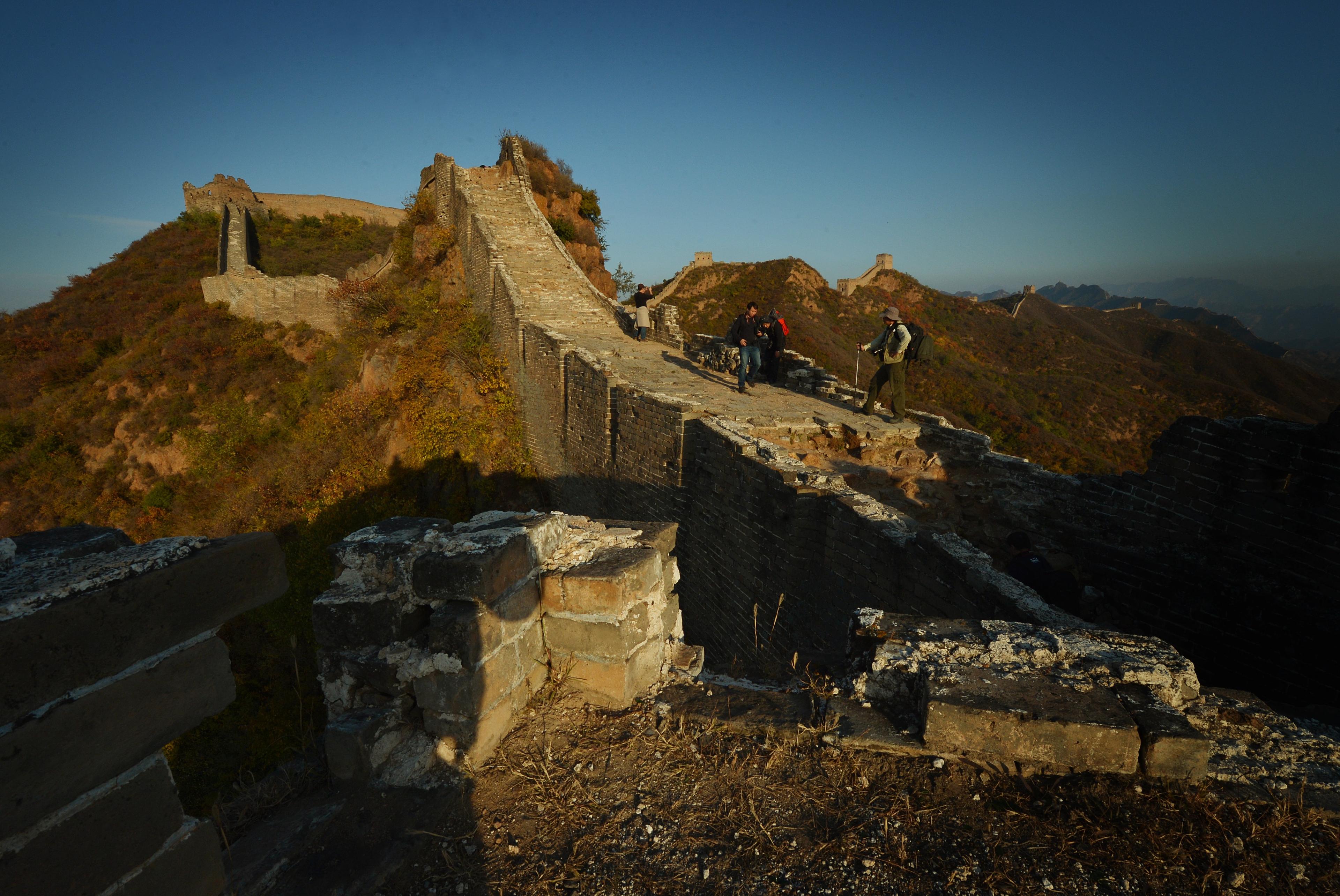 Förutom skadegörelse är vädret i sig en stor del av skulden till att den kinesiska muren håller på att försvinna. Fotot är taget på en sektion av muren i Jinshangling, Hebeiprovinsen i Kina den 20 oktober 2012. (Foto: MARK RALSTON/AFP/Getty Images) 