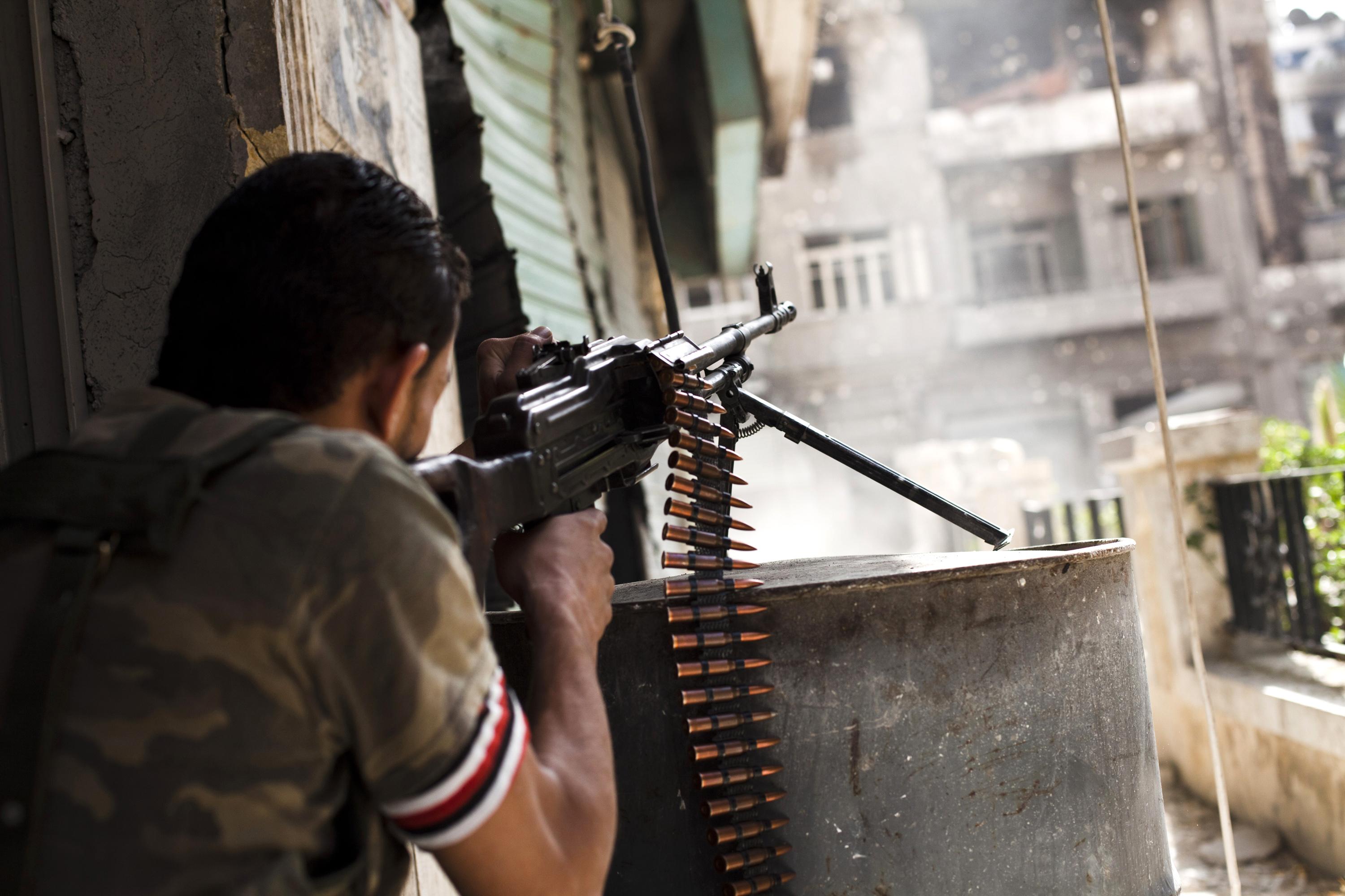 
En syrisk rebell skjuter mot regimstyrkor i Aleppo. Trots förstärkning från flera håll har den syriska armén inte gjort några stora framsteg. (Foto: Achilleas Zavallis /AFP/Getty Images)