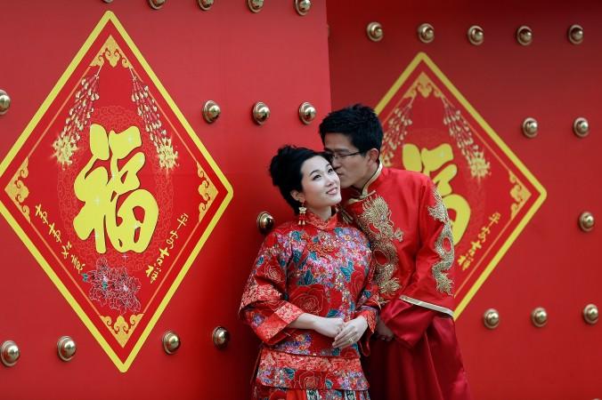 Ett ungt kinesiskt par tar bröllopsbilder på alla hjärtans dag 2013 i Peking. Enligt statistiken kommer Kinas befolkningsproblem att börja märkas ordentligt redan inom några år. (Lintao Zhang/Getty Images)