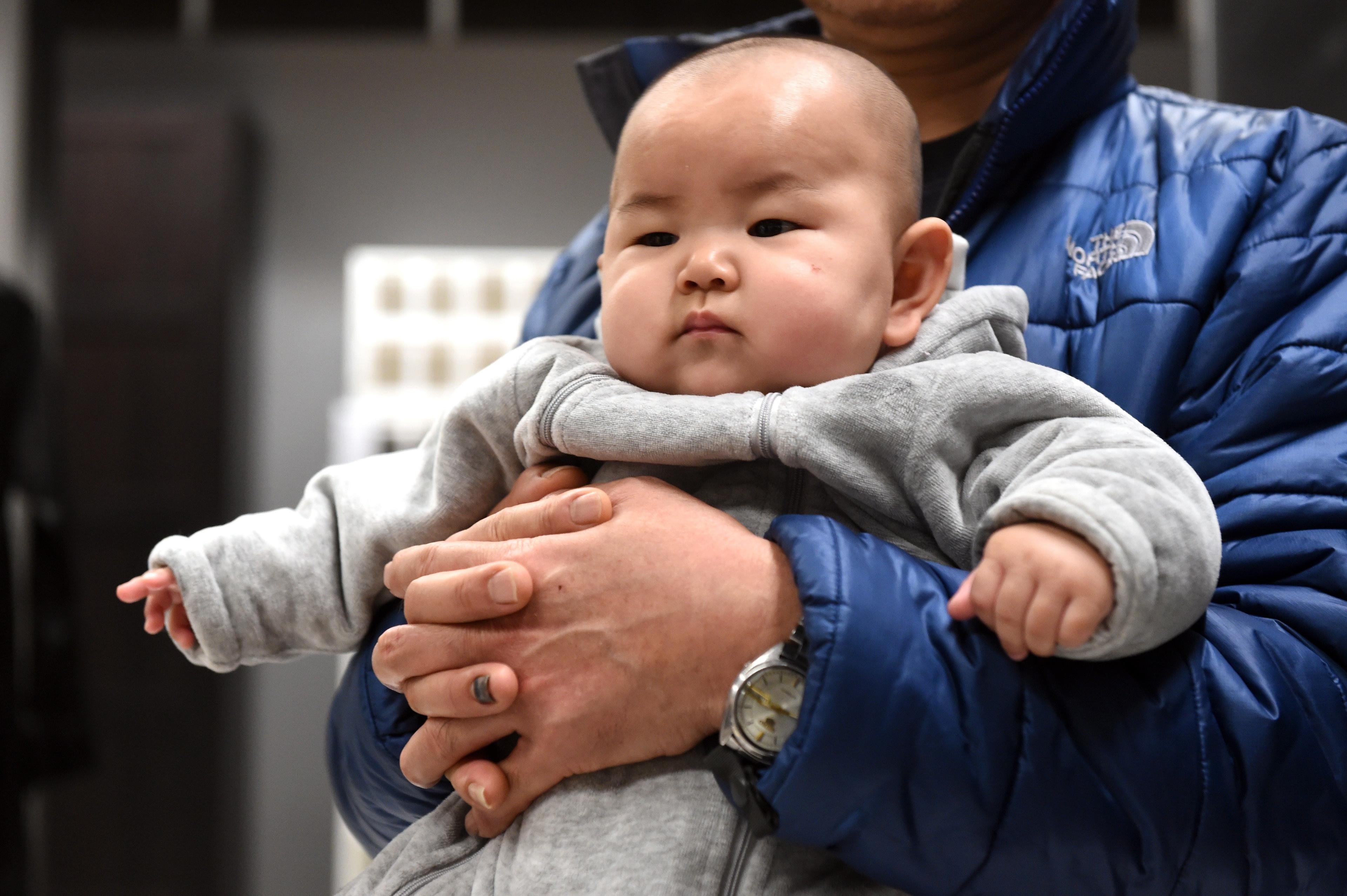 Kina kommer att tillåta alla par att skaffa två barn, meddelas det från partiledningens stora konferens, det femte plenumet. (GOH CHAI HIN/AFP/Getty Images)