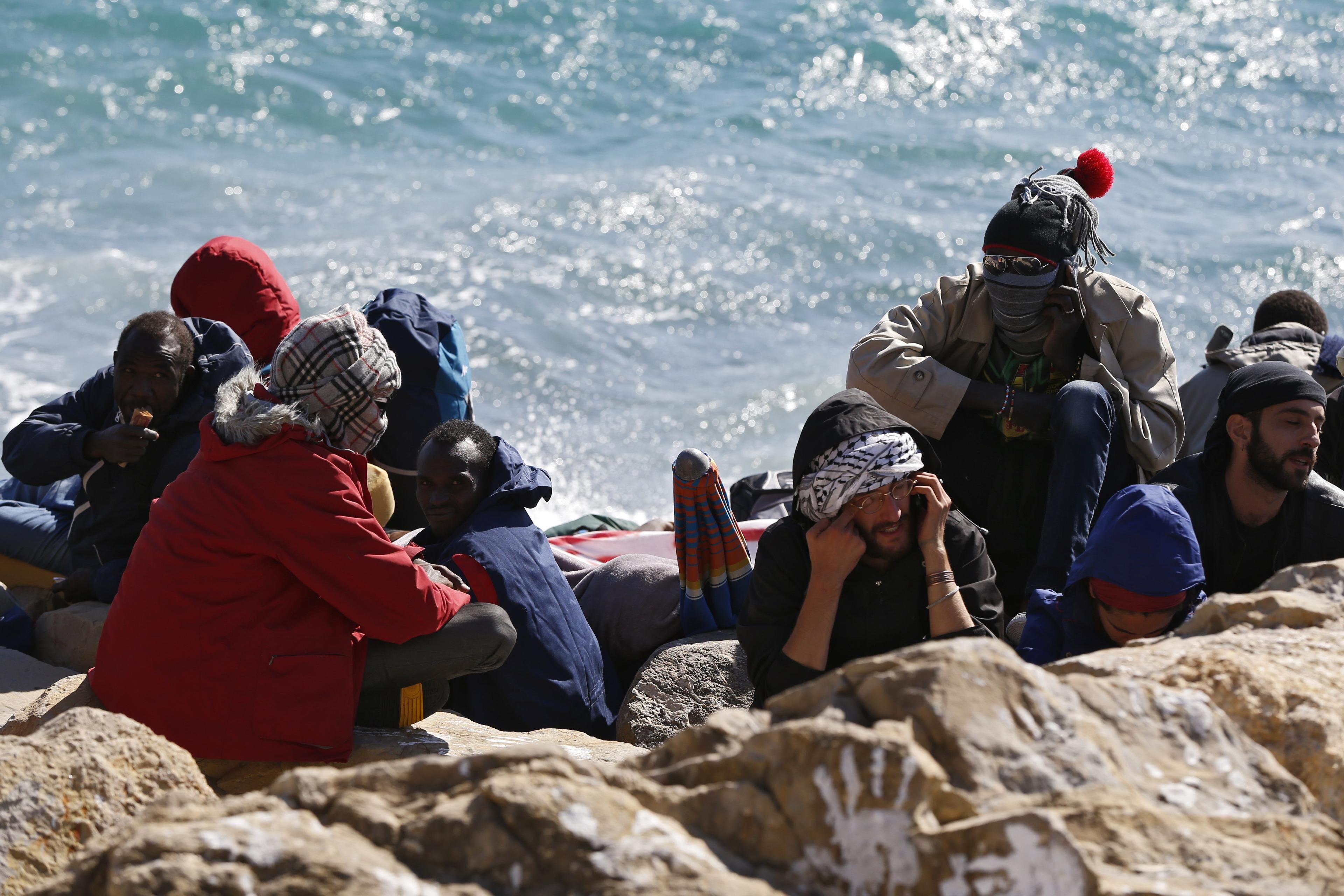 Migranter väntar på en klippa vid kusten mellan Frankrike och Italien den 30 september, 2015. Sverige kommer den 9 oktober att ta emot några flyktingar som anlänt till Italien  från Eritrea genom EU:s omfördelningsprogram.   (Foto: Valery Hache/AFP/Getty Images)