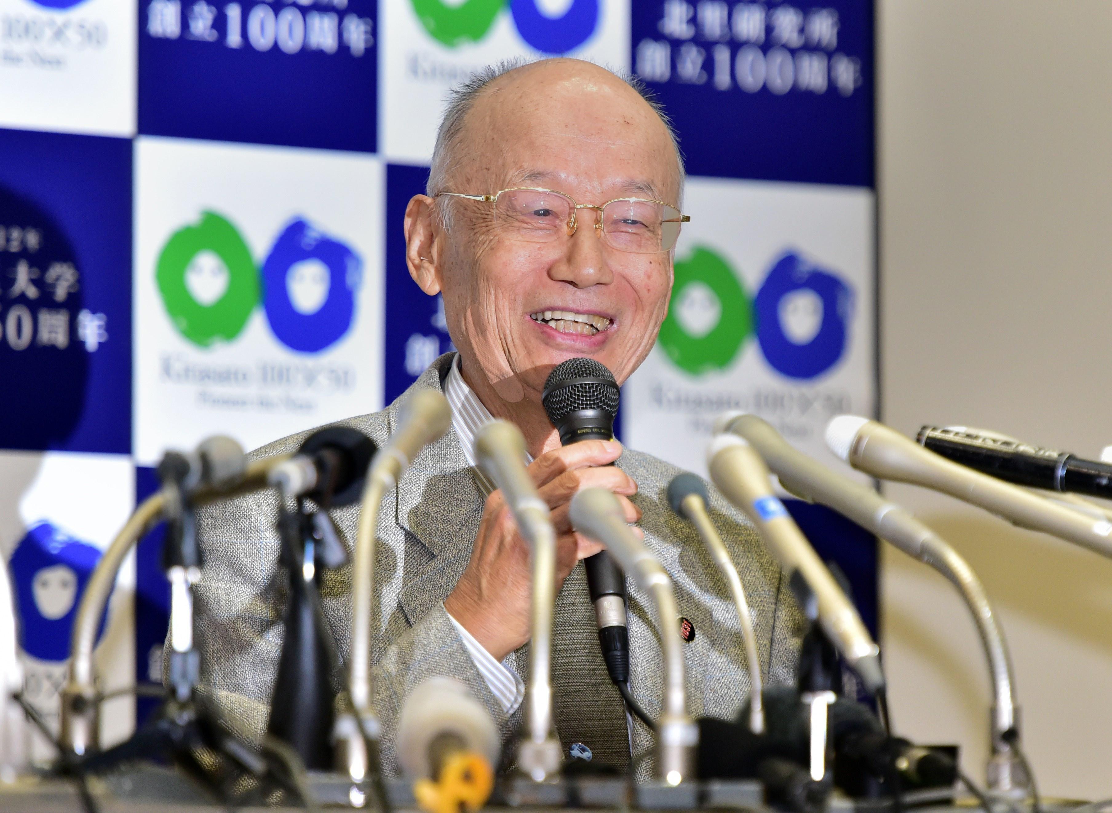 Satoshi Omura, professor på Kitasato University, talar på en presskonferens på Kitasato University i Tokyo, efter att ha tilldelats halva Nobelpriset i medicin tillsammans med William Campbell, 5 oktober 2015. (Foto: Yoshikatsu Tsuno/AFP/Getty Images)  