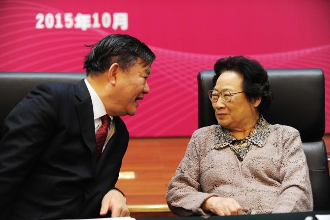 Nobelpristagaren Yu Youyou (till höger) har inte fått lika stor uppmärksamhet från kommunistregimen som till exempel litteraturpristagaren Mo Yan. (STR/AFP/Getty Images)