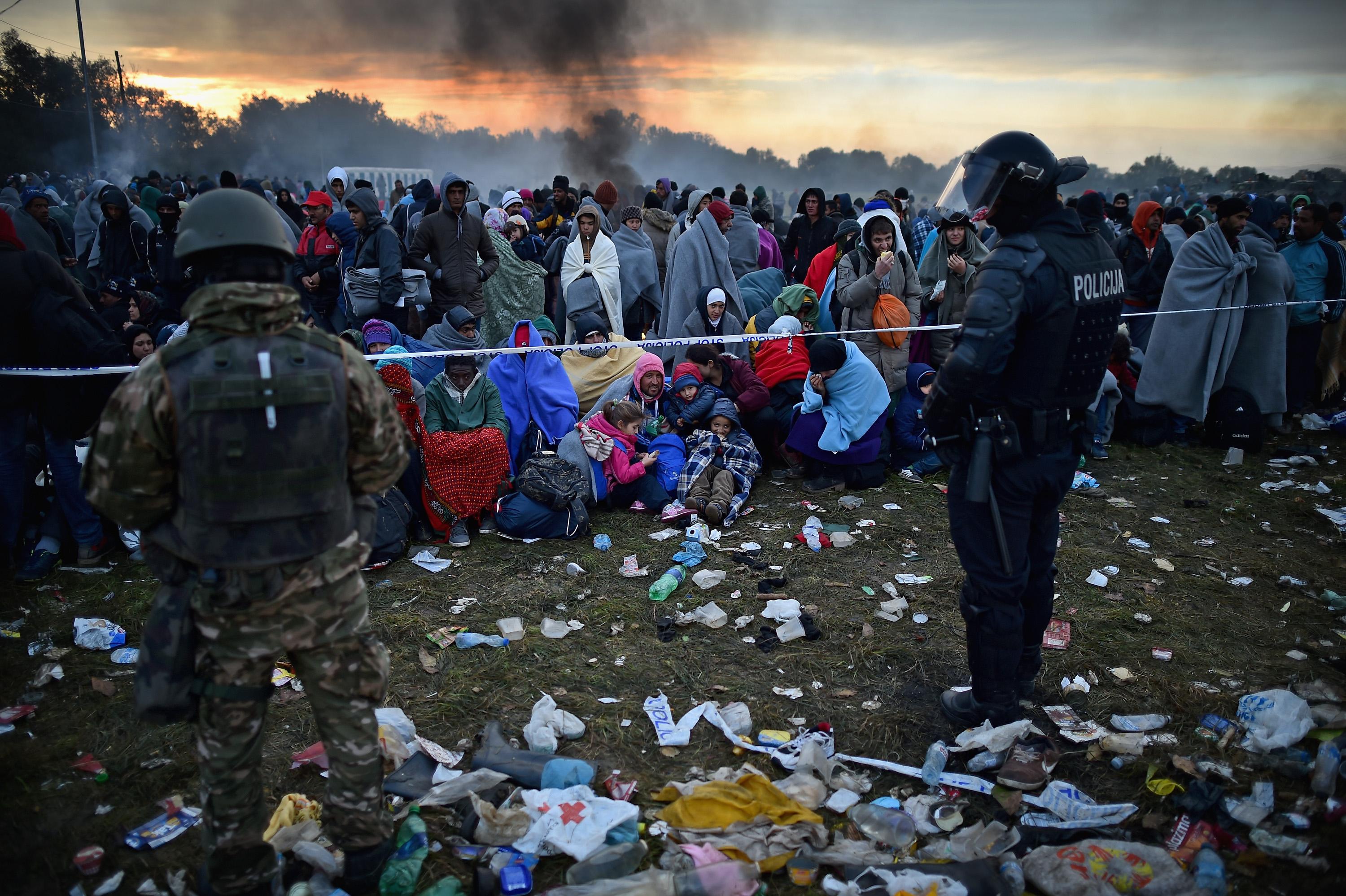 Vid ett extra EU-möte om flyktingkrisen på söndagskvällen kom man bland annat fram till att skärpa gränskontrollen, förbättra informationen och skaffa fler sängplatser längs flyktingruttten. (Foto: Jeff J Mitchell/Getty Image)