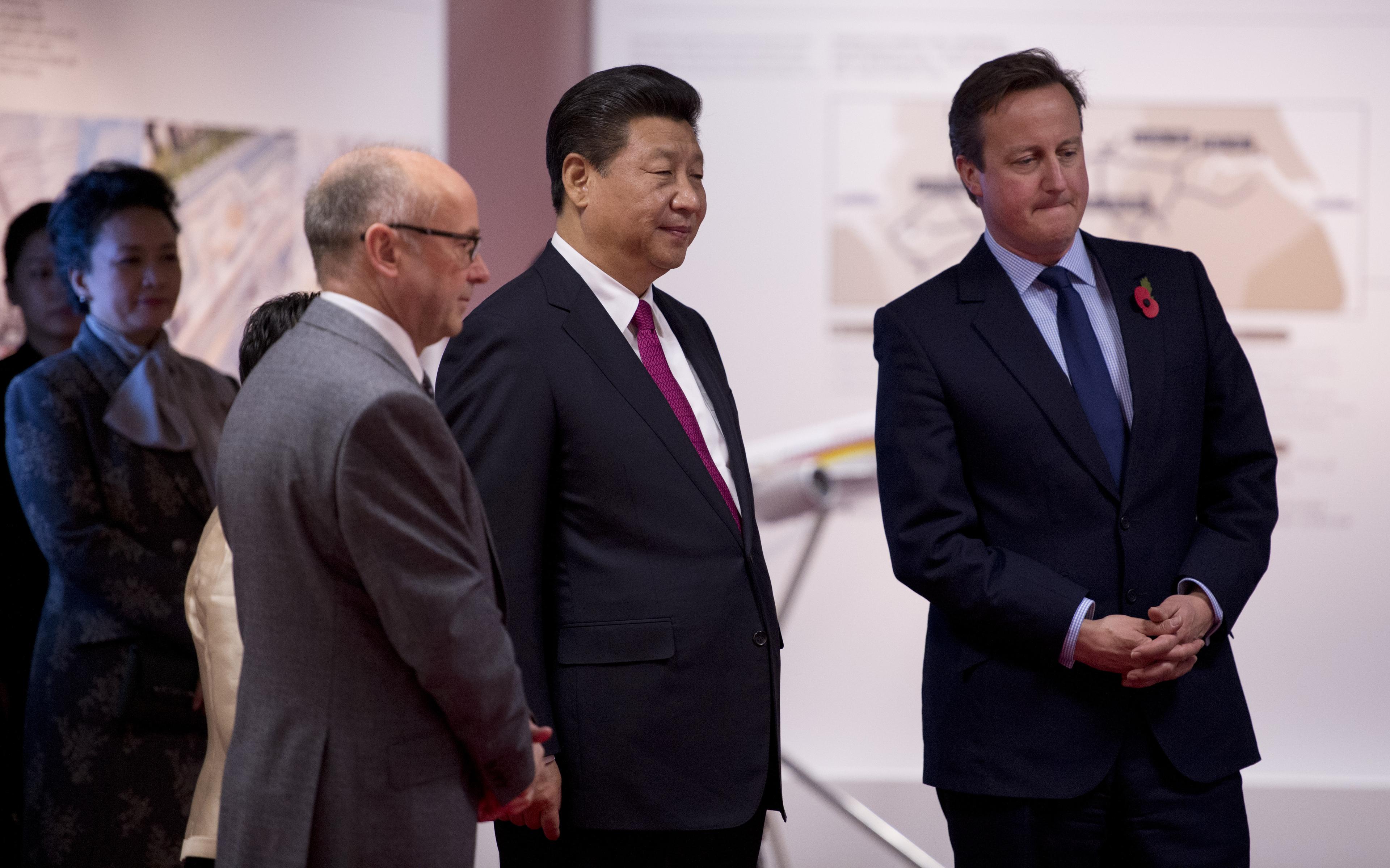  Storbritanniens premiärminister David Cameron hade svårt att ge luft åt kritiken om Kinas människorättsbrott när Xi Jinping i förra veckan besökte Storbritannien. Som tur var fanns det andra som vågade säga vad de flesta tycker. (Foto: Oli Scarff/WPA/Getty Images) 