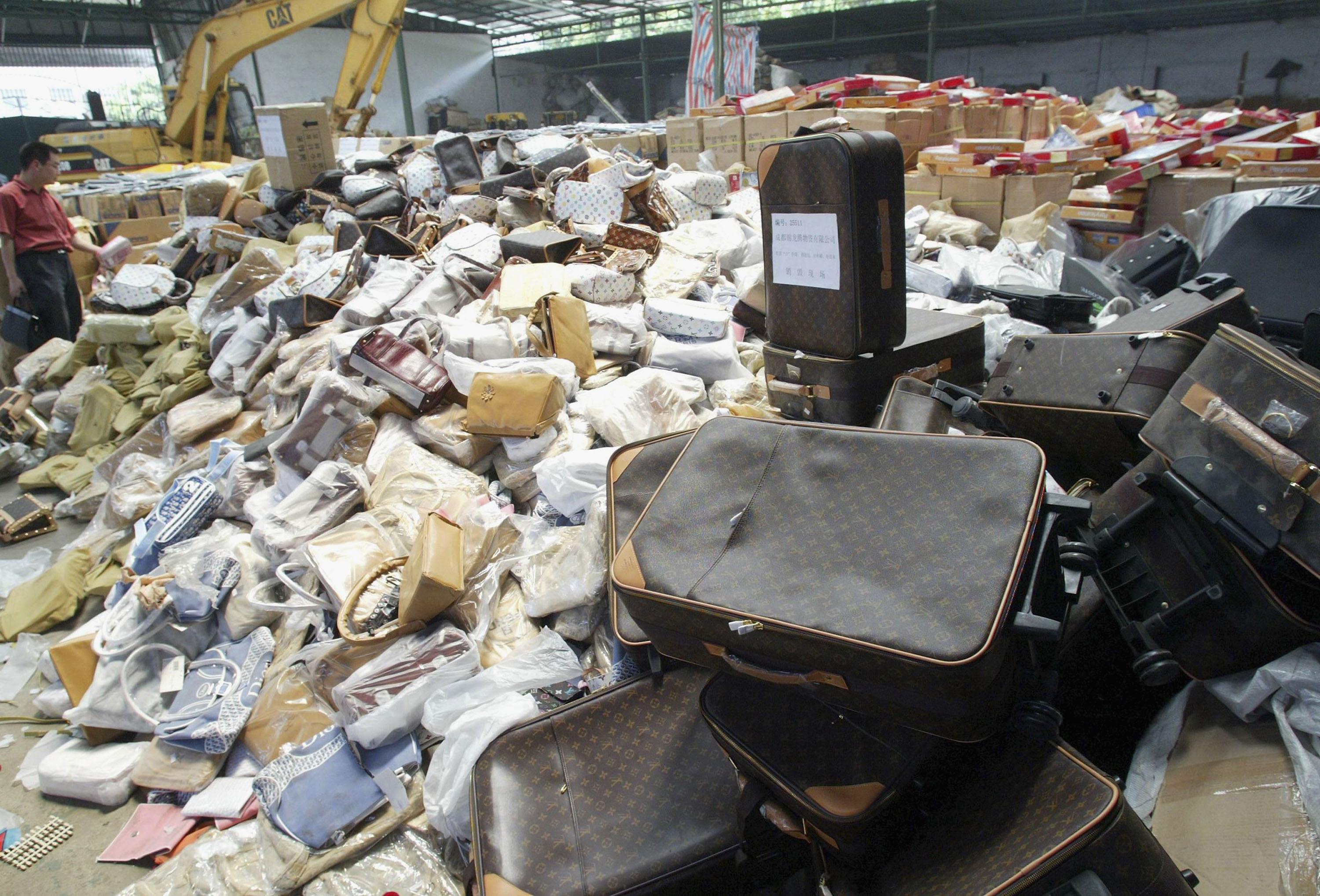 Mängder av piratkopierade produkter stoppas och förstörs, bara i Europa beslagtogs det saker till ett värde av 617 miljoner euro. (Foto: China Photos/Getty Images)