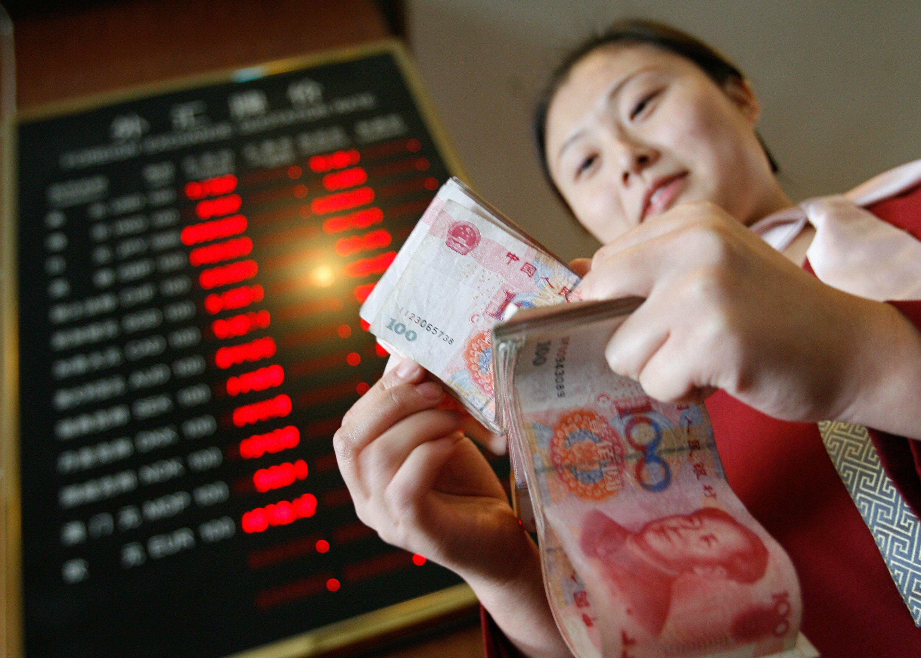 Kina vill att deras valuta, yuanen, ska bli en så kallad reservvaluta, men vägen dit är lång. (TEH ENG KOON/AFP/Getty Images)