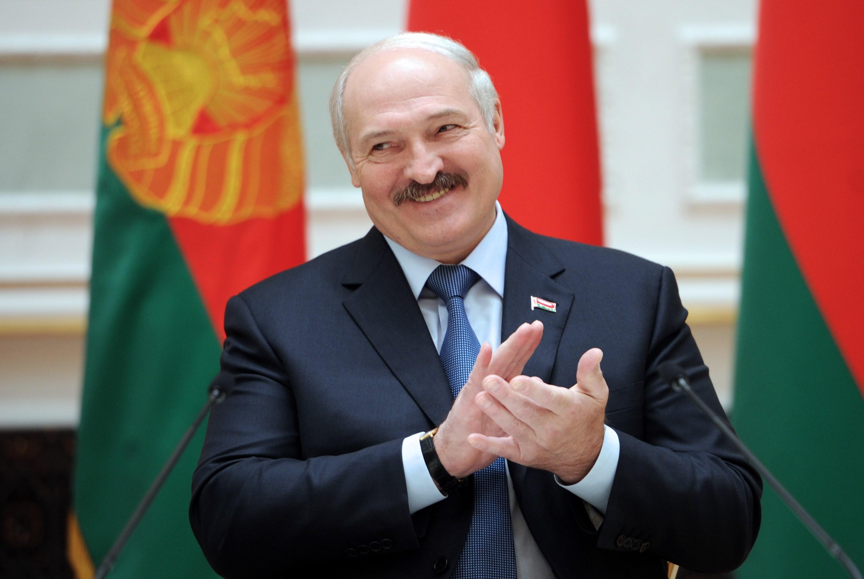 Aleksandr Lukasjenko vann som väntat söndagens presidentval i Vitryssland.  (Foto: Sergej Gapon /AFP/Getty Images)
