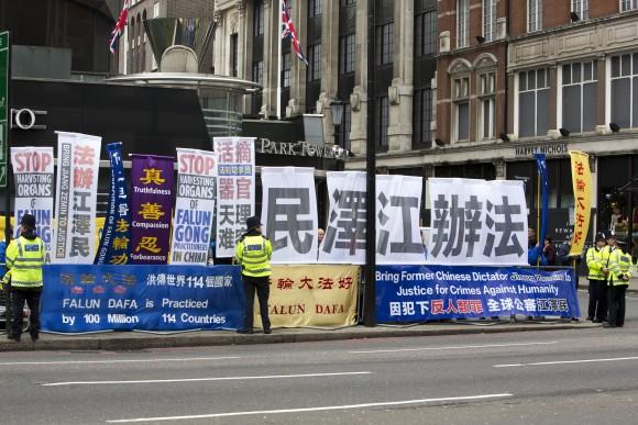 Falungongutövare demonstrerar framför Mandarin Oriental Hotel i London, under Xi Jinpings besök, torsdagen den 22 oktober 2015. Flera förtryckta grupper från Kina tog tillfället i akt att väcka uppmärksamhet. (Foto: Si Gross/Epoch Times)