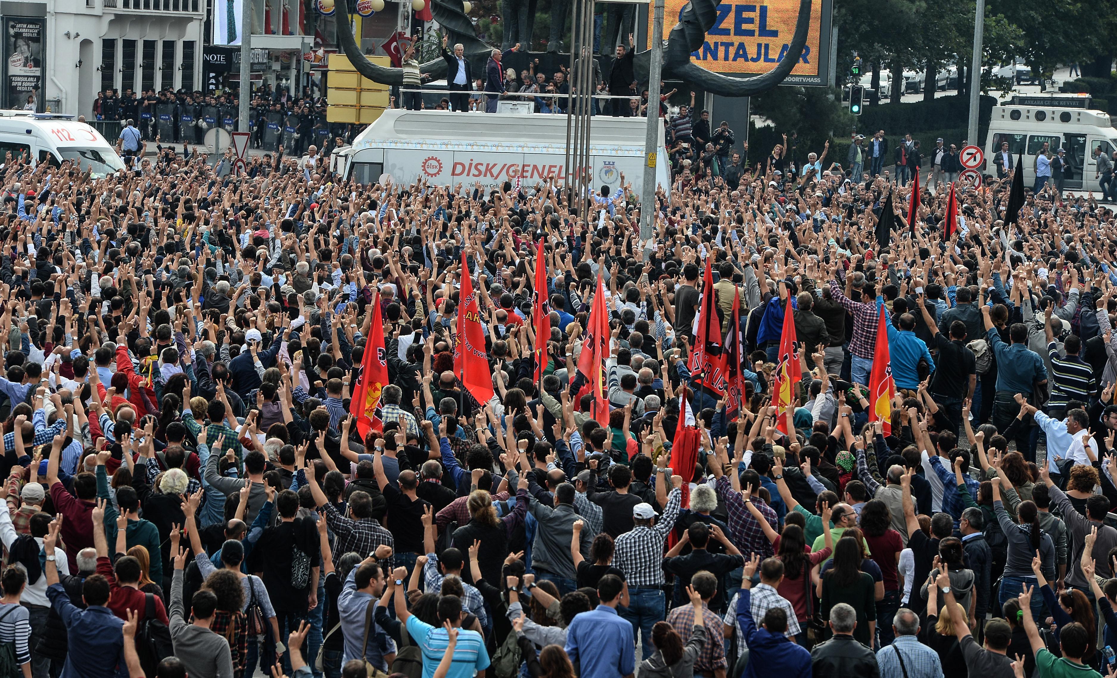 Tusentals människor samlades den 11 oktober, dagen efter bombattentatet i Turkiets huvudstad Ankara. Slagsmål utbröt när de sörjande hindrades att lägga ut nejlikor av polisen. (Foto: Gokhan Tan/Getty Image)