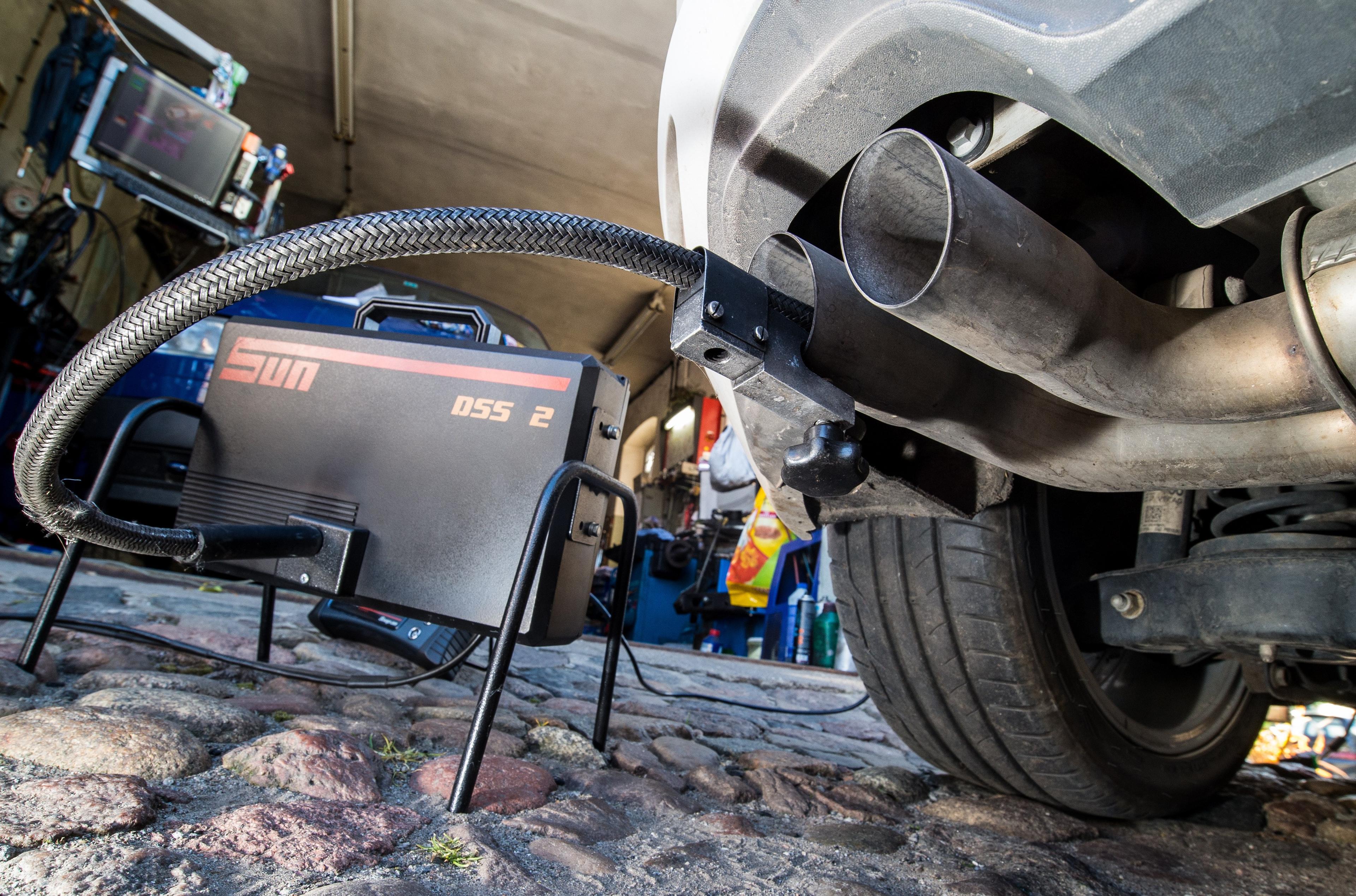 Utrustning för avgasmätning, kopplad till en dieseldriven Volkswagen Golf. Företagets avgasskandal kan få omfattande konsekvenser för bilbranschen. (Foto: Patrick Pleul /AFP/Getty Images)