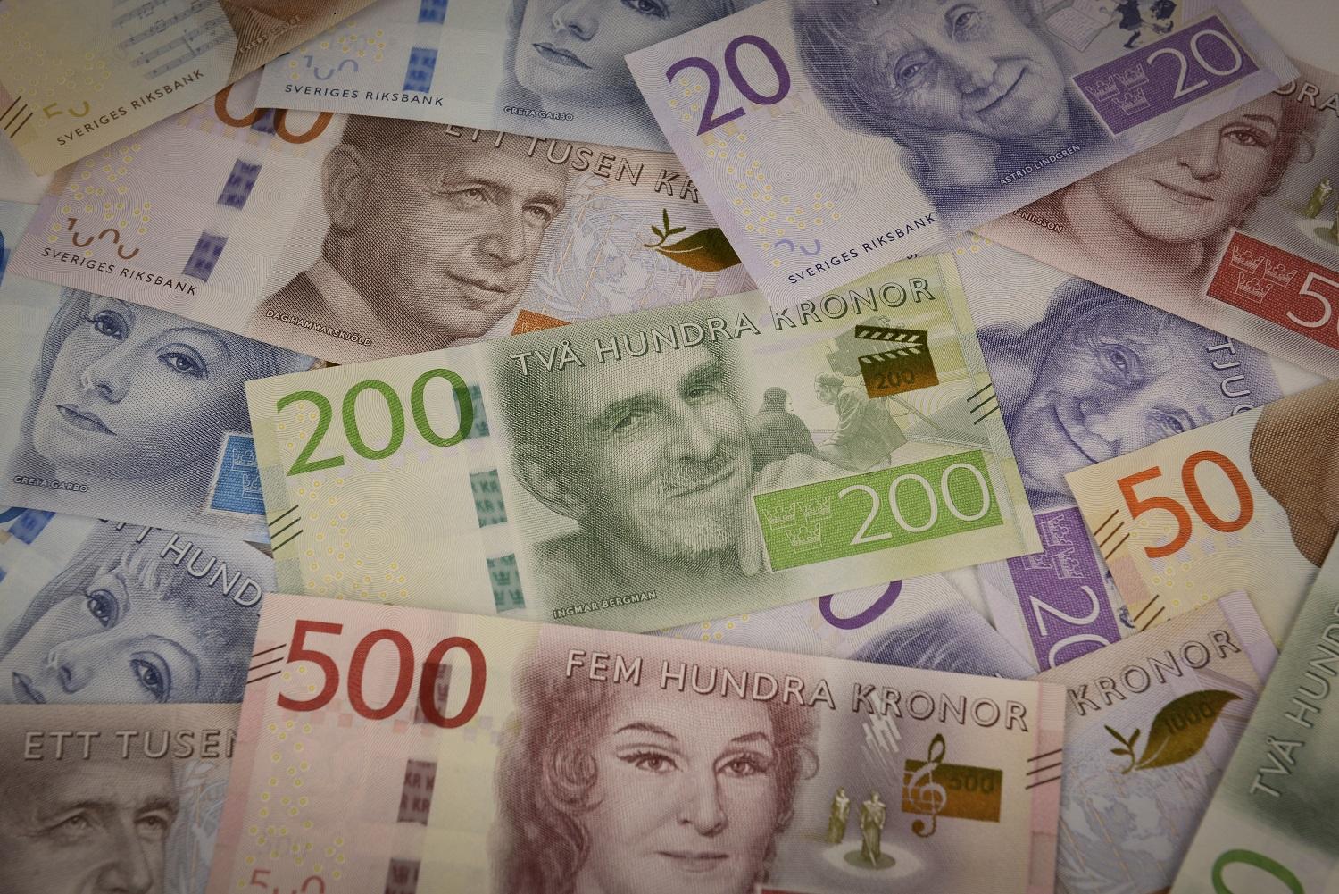 De nya sedlarna är mindre och bilderna gör kulturella nedslag i olika delar av Sverige. Sedlarna visar kulturpersonligheter, som Ingmar Bergman på 200-kronorssedeln, och natur- och miljömotiv kopplade till personerna. (Foto: Riksbanken)
