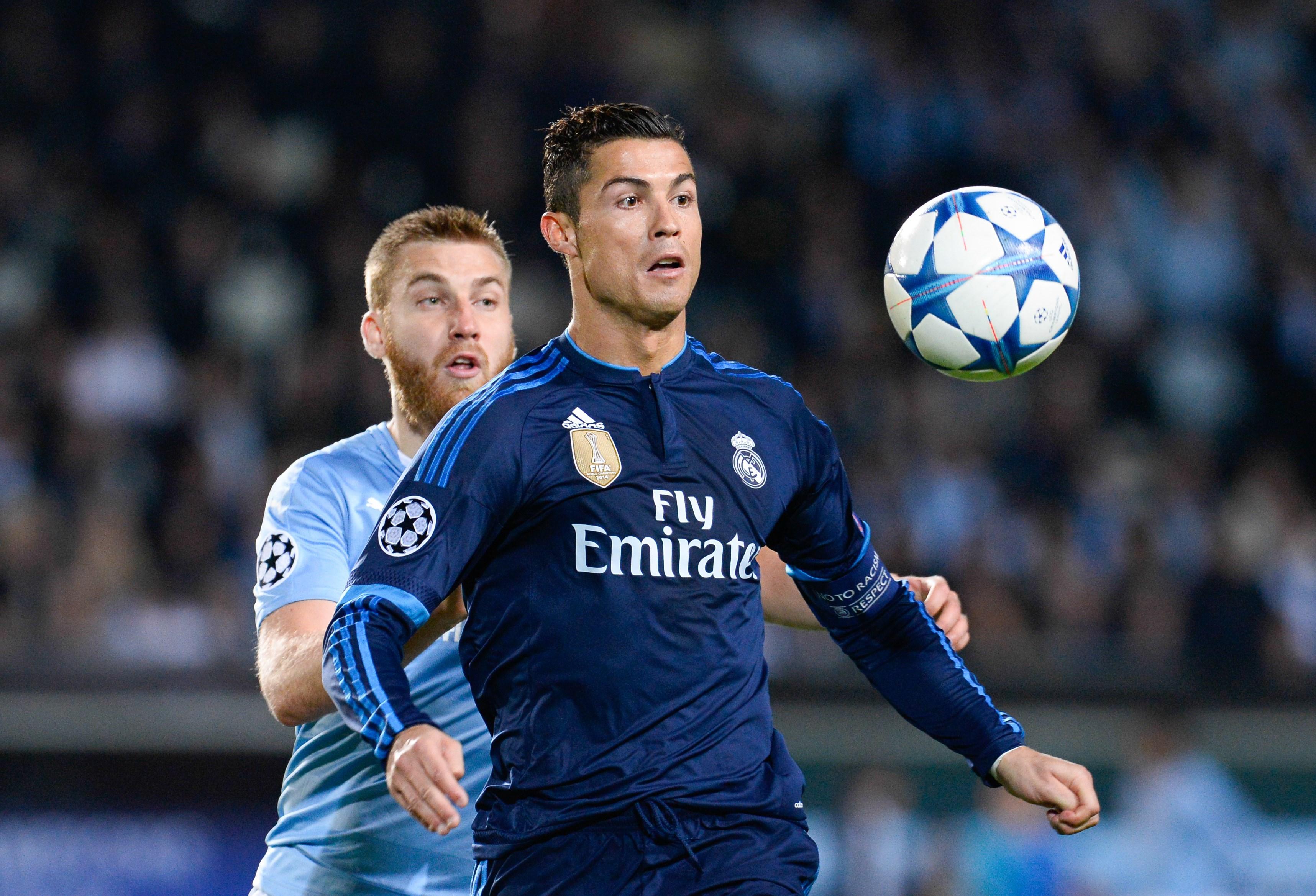 Real Madrids Cristiano Ronaldo  och Malmös norske spelare Jo Inge Berget fajtas om bollen  i Malmö. (Foto: Jonathan Nackstrand /AFP/Getty Images)