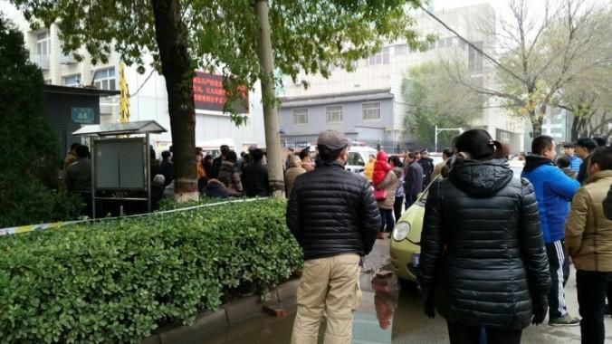 Civilklädda poliser omringar domstolen i Cangzhou, där nio falungongutövare stod åtalade för att ha träffats och pratat. Rättegången antyder att den politiska situationen gentemot falungong i Kina är under förändring. (Epoch Times)