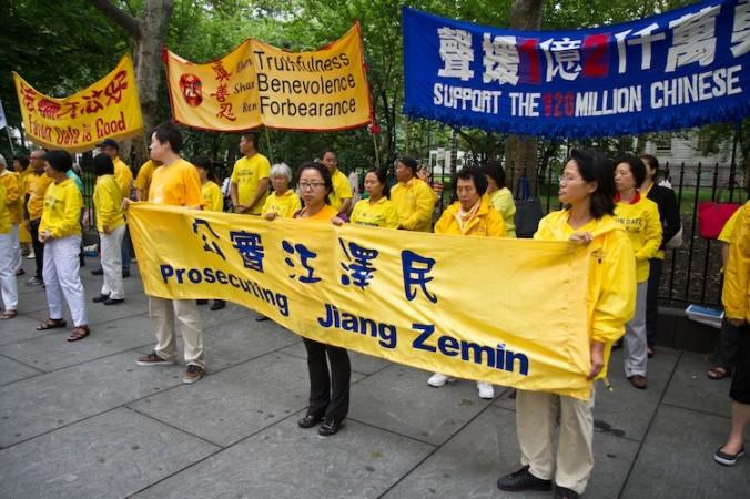 Falungongutövare demonstrerar framför New Yorks rådhus 20 juli för att uppmärksamma och få stopp på den långa förföljelsen i Kina. (Foto: Benjamin Chasteen/The Epoch Times)