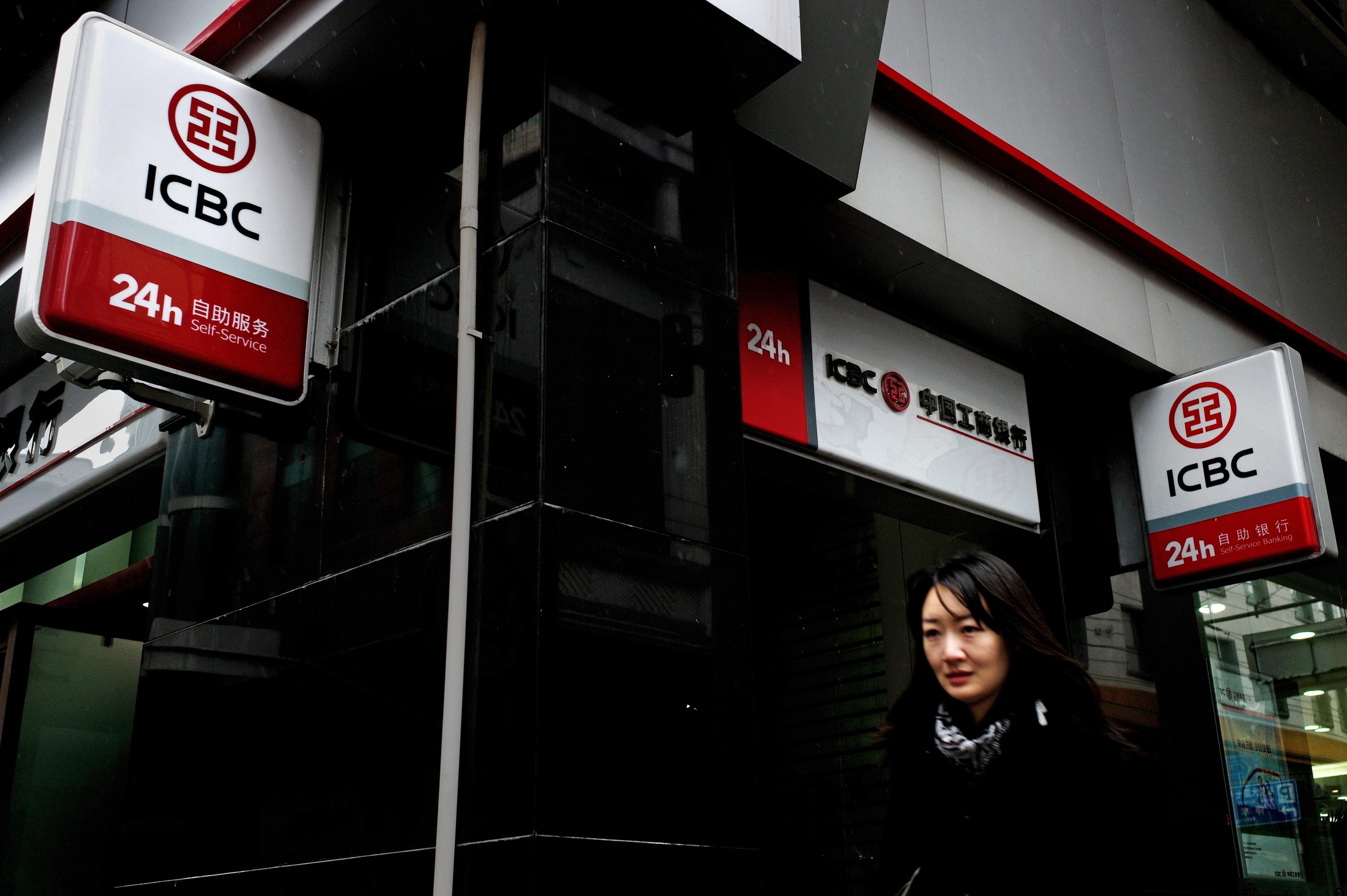 Bank of China (ICBC) är en av de statliga kommersiella bankerna i Kina. Data tyder på att Kinas kapitalutflöden fortsätter, fast dolda. (Foto Philippe Lopez/AFP/Getty Images)