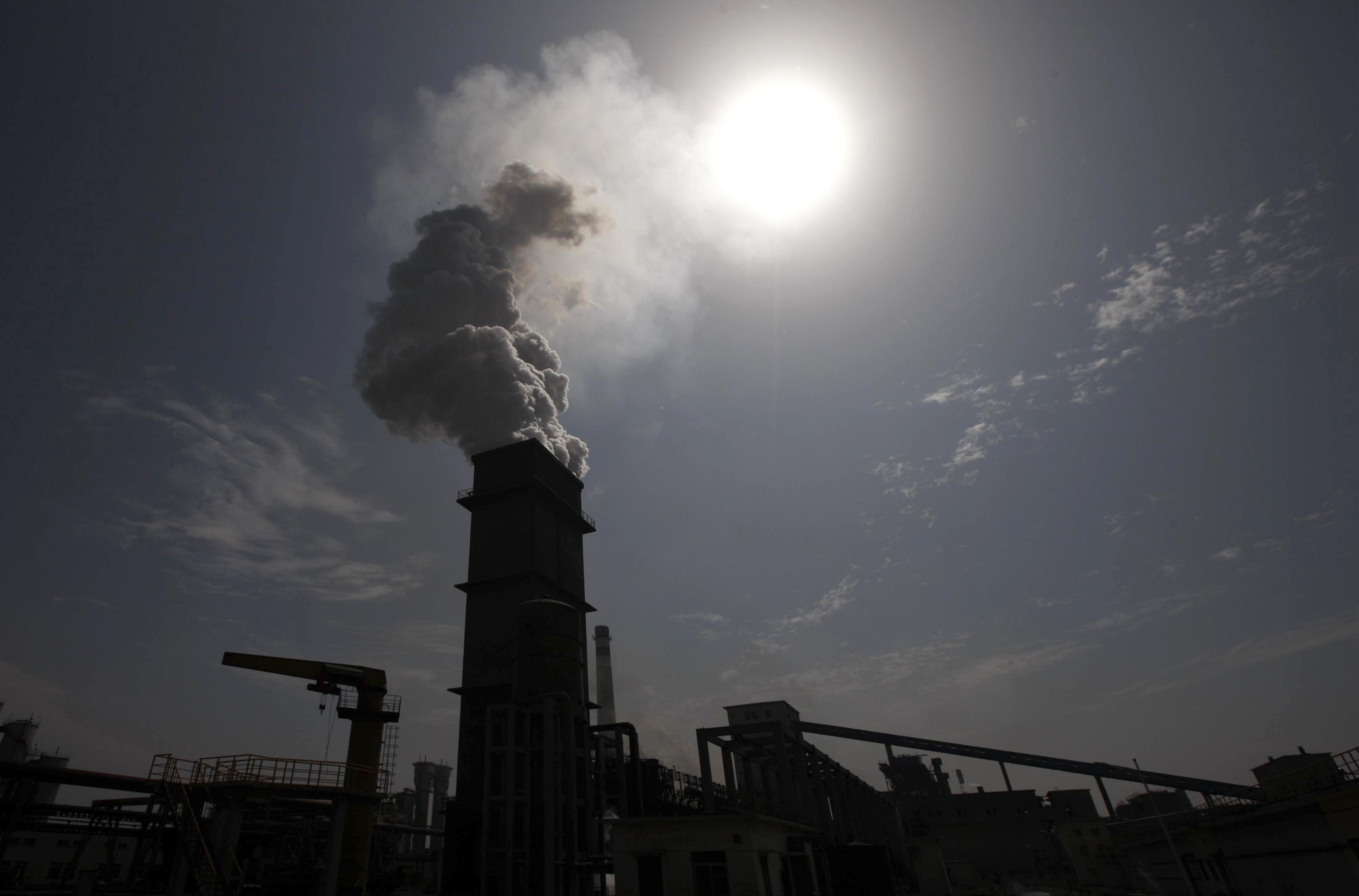 Kinas statistik över utsläpp av växthusgaser hade tidigare missat många utsläppskällor. Därför har man nu skrivit upp prognosen med 17 procent. På bilden syns ett kolkraftverk i Huaibei, Anhuiprovinsen. (Foto: STR/AFP/Getty Images)