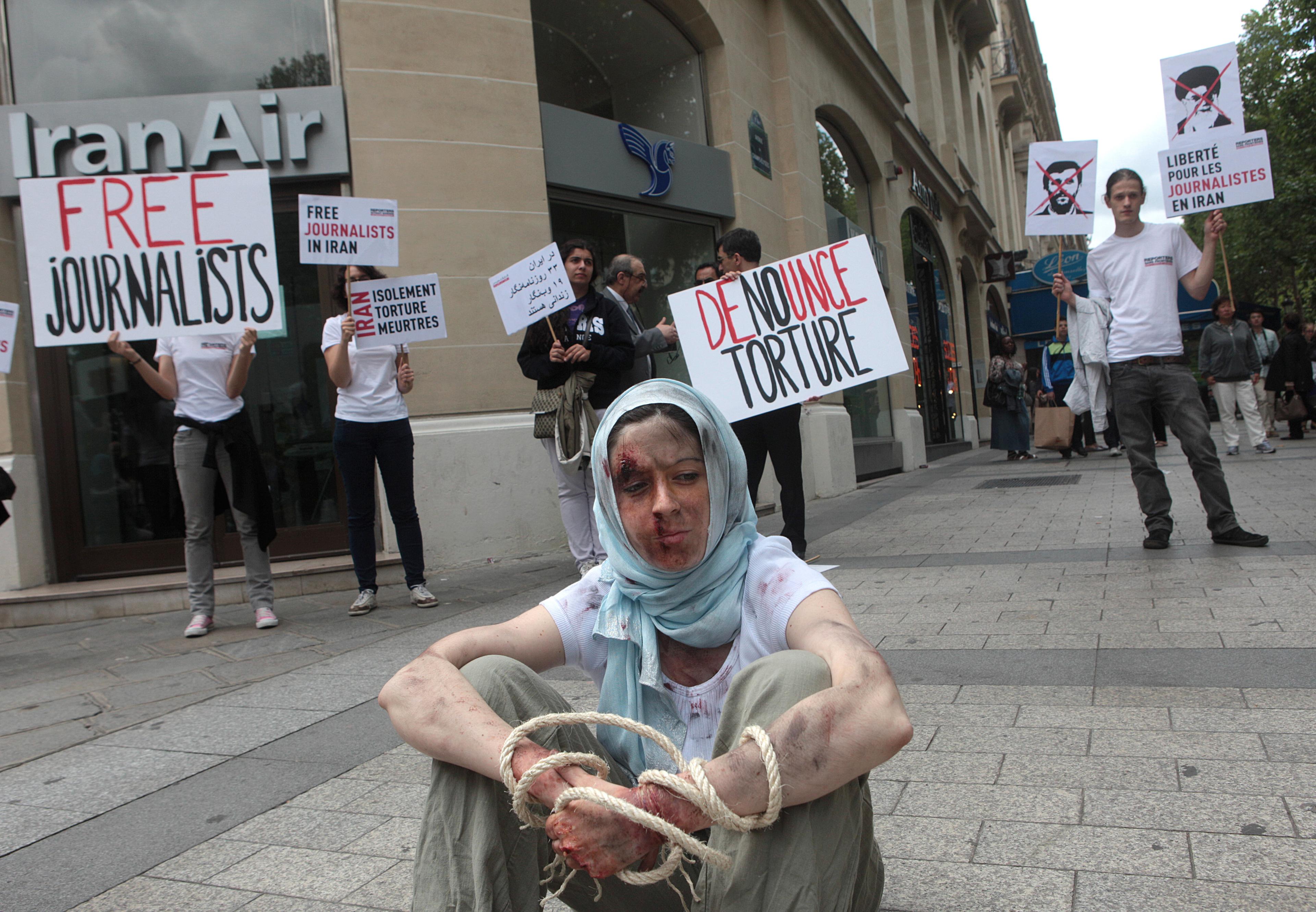 Reportrar utan gränser demonstrerar mot fängslandet av journalister i Iran i Paris 2012. Fortfarande finns många journalister och aktivister fängslade i Iran, och FN uppmanar nu landet att sluta tysta avvikande röster. (Foto: Loic Venance/Getty Image)