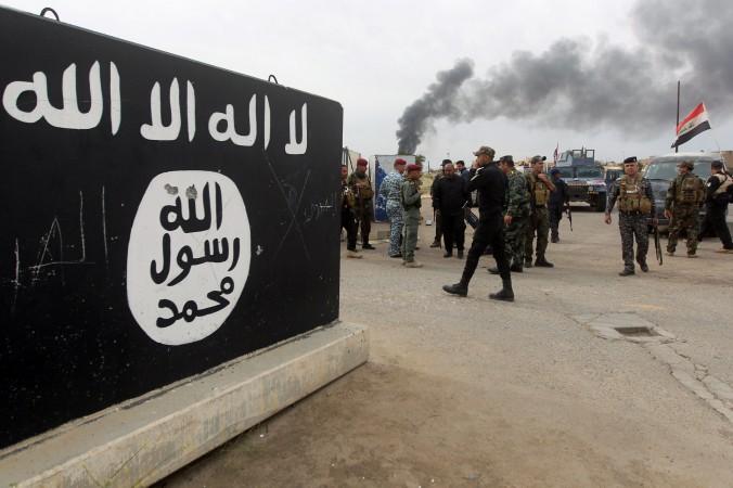 IS-emblemet på en vägg i staden Tikrit i Irak. Hackare från Anonymous säger sig nu ha spårat IS "cyberkalifat" till en enda IP-adress i Kuwait, och menar att gruppens cyberattacker till stor del är fejkade. (Ahmad Al-Rubaye/AFP/Getty Images)