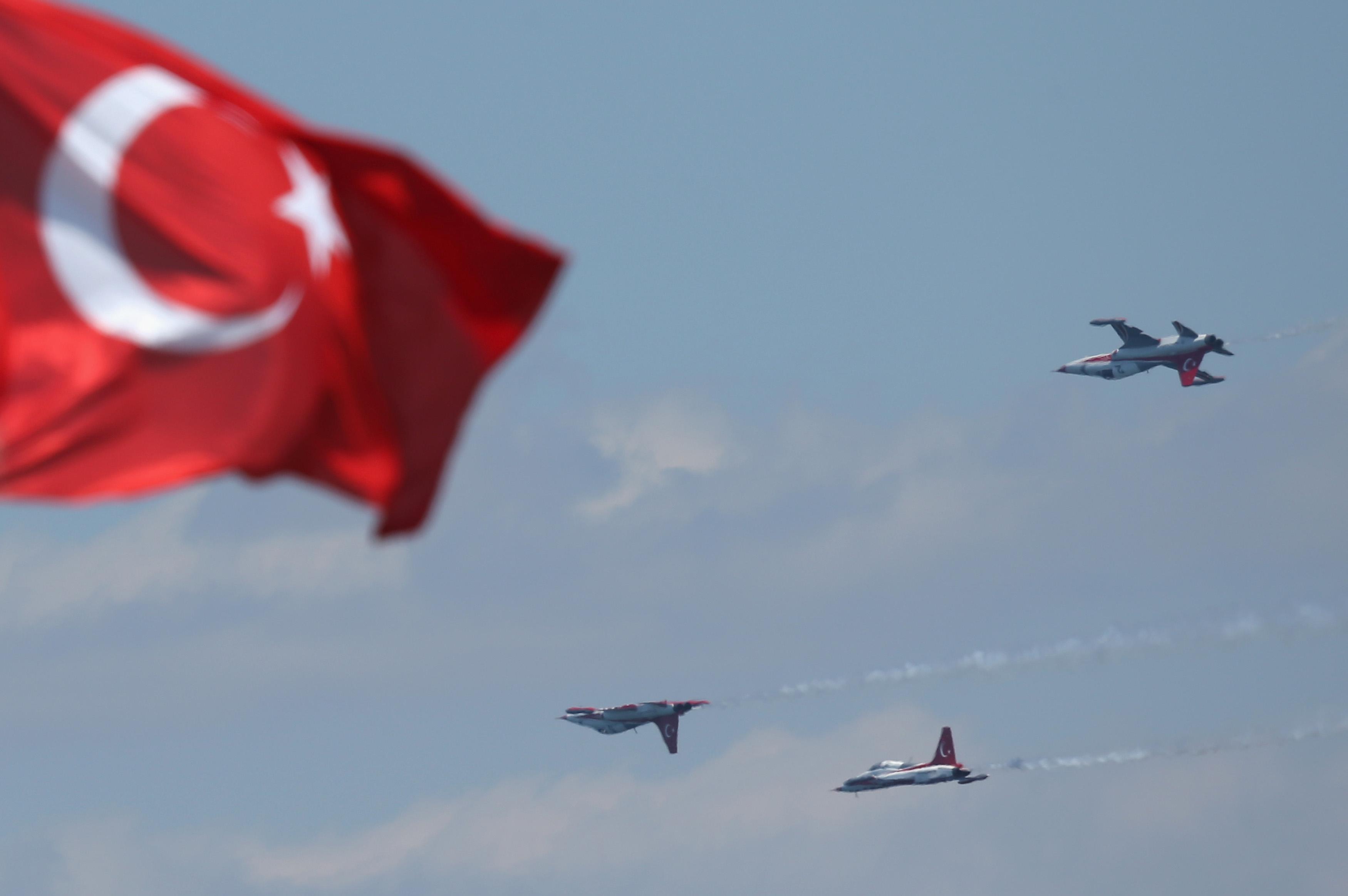 Turkiet sköt ner ett ryskt stridsplan som kom in över turkiskt luftrum i 17 sekunder och spänningarna mellan Ryssland och Turkiet ökar. (Foto: Sean Gallup/AFP/Getty Image)