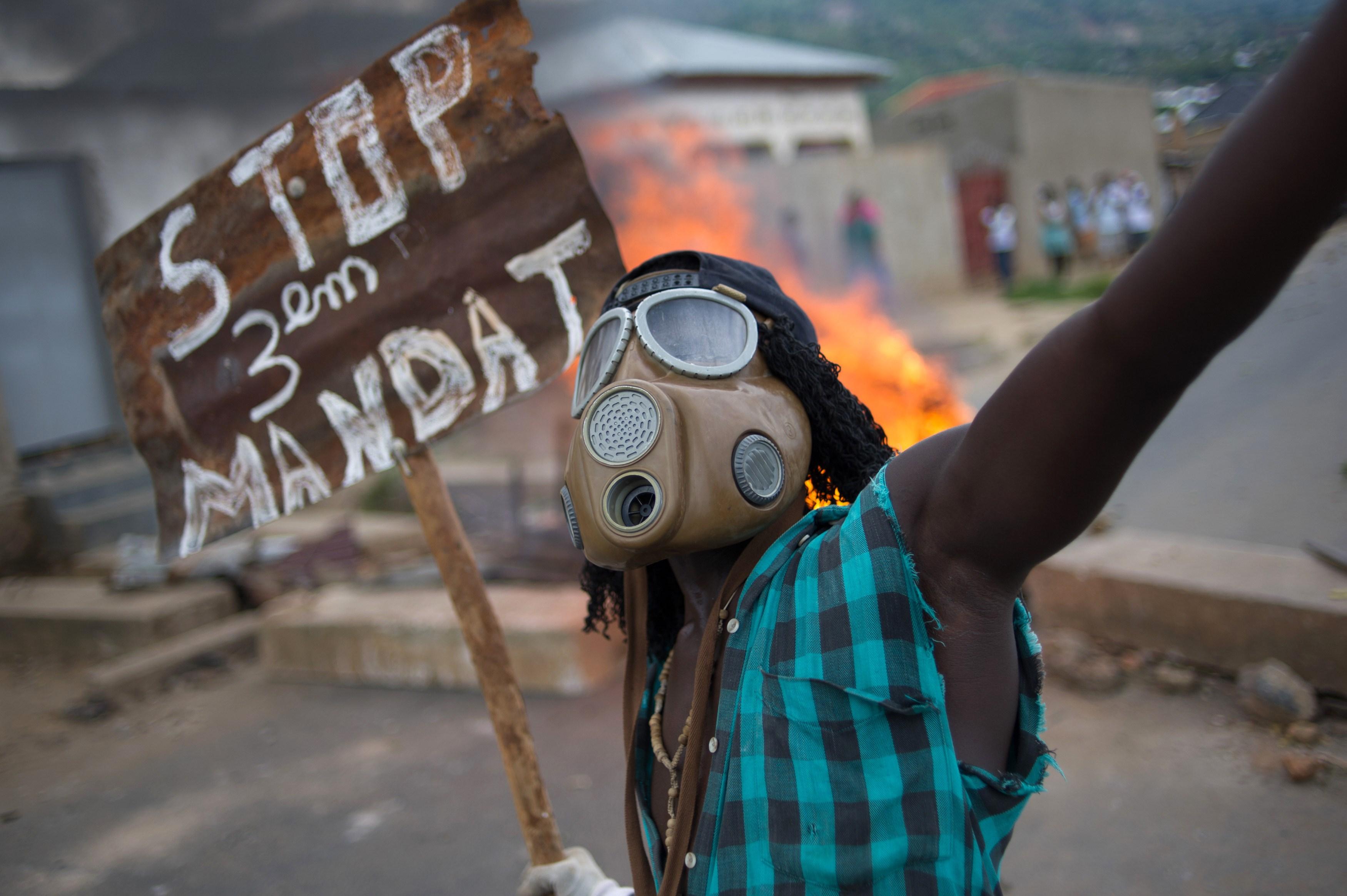 När Burundis sittande president beslöt ställa upp för en ny mandatperiod utbröt oroligheter i landet. Sedan dess har våldet eskalerat och omvärlden befarar ett nytt folkmord. (Foto: Phil Moore /AFP/Getty Image)