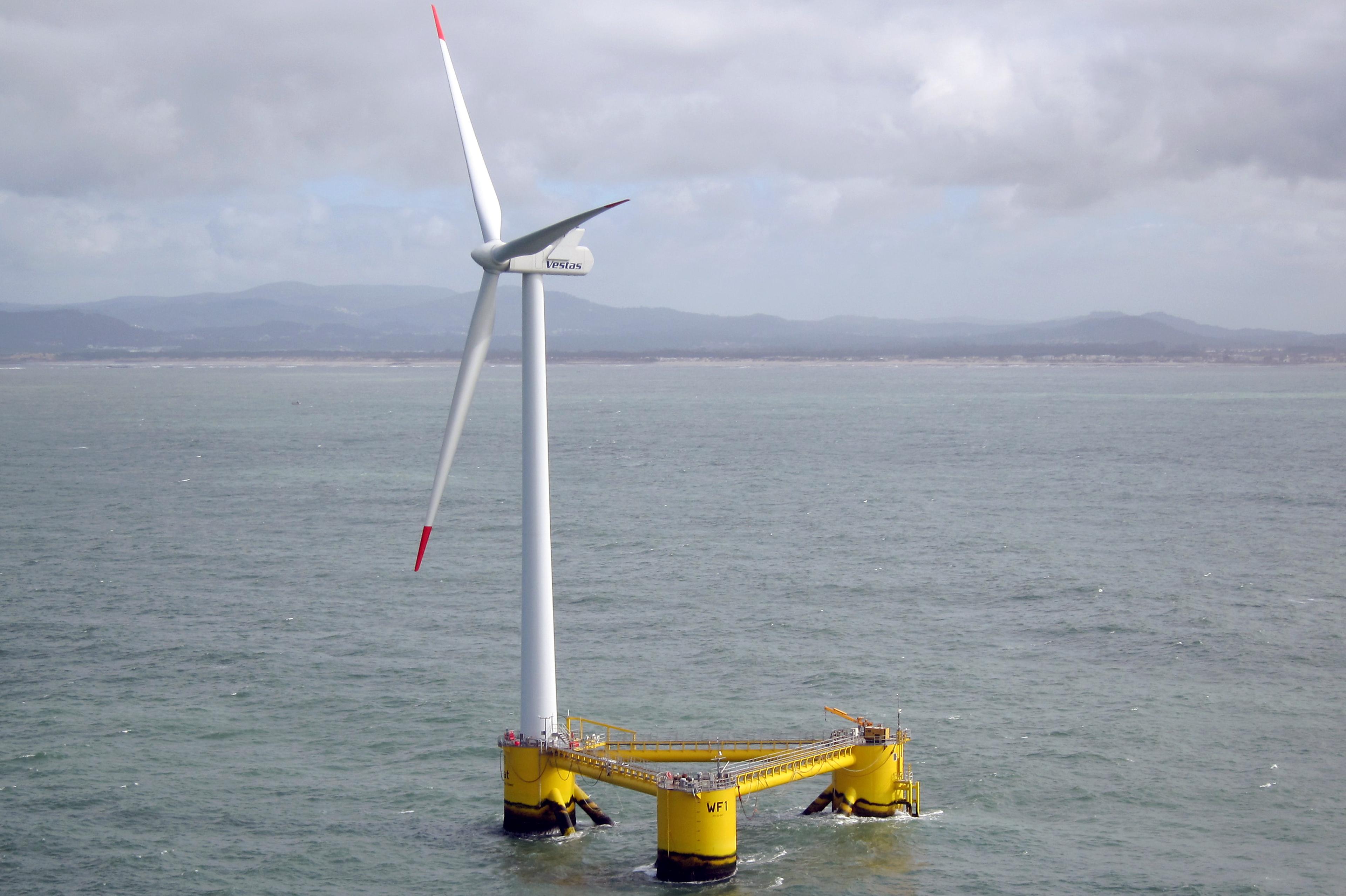 Ett av världens tre fungerande flytande vindkraftverk finns i havet utanför Portugal. Bilden från mars 2014. (Foto: Marc Preel /AFP/Getty Image)