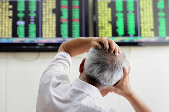  En investerare betraktar aktiekurserna, Qingdao den 25 augusti, 2015. Kinas börskrasch ledde till att stora värden förstördes. (Foto: STR/AFP/Getty Images)