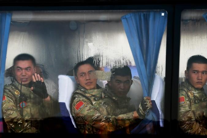 Kinesiska soldater ur Folkets befrielsearmé. Kommunistpartiet vill nu skaffa sig bättre kontroll över sina militära hackare, enligt källor. (Andy Wong - Pool/Getty Images) 