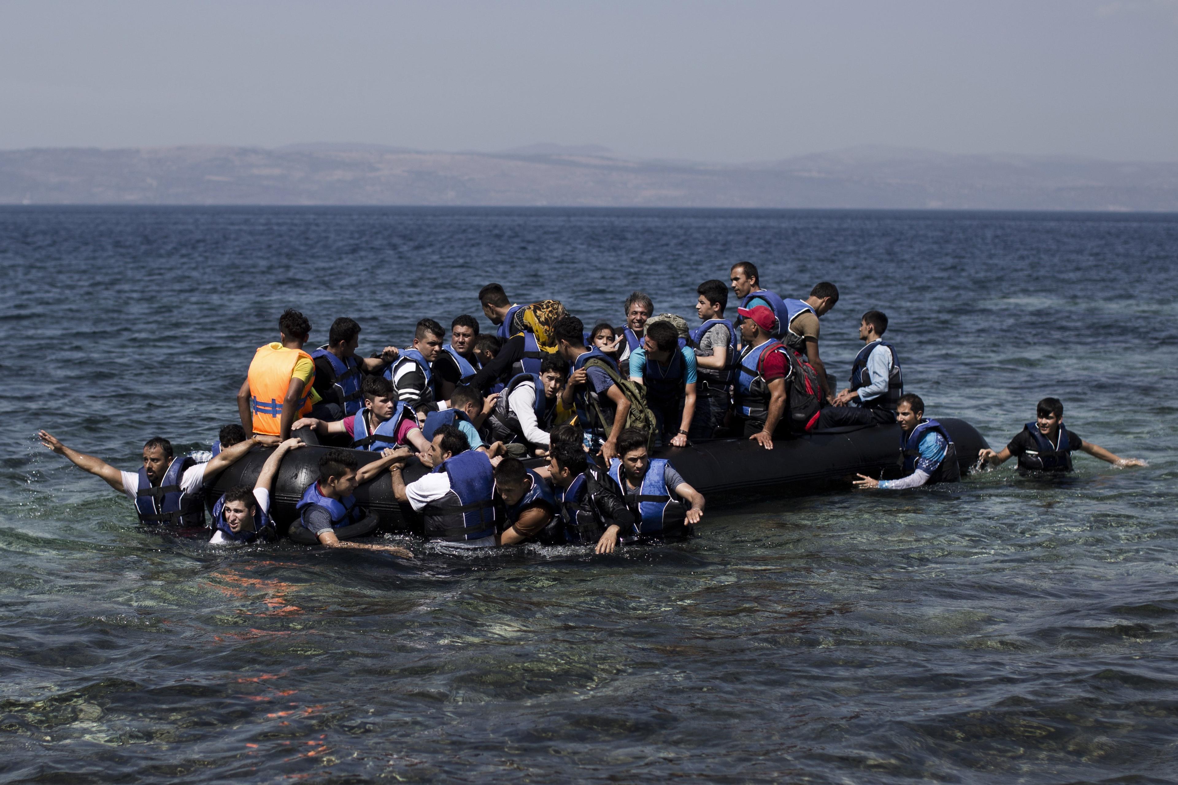 Människor fortsätter riskera livet för att ta sig till Europa. I oktober slogs nya rekord i antalet människor som korsat Medelhavet. Bilden från den grekiska ön Lesbos. (Foto: Angelos Tzortzinis /AFP/Getty Images)
