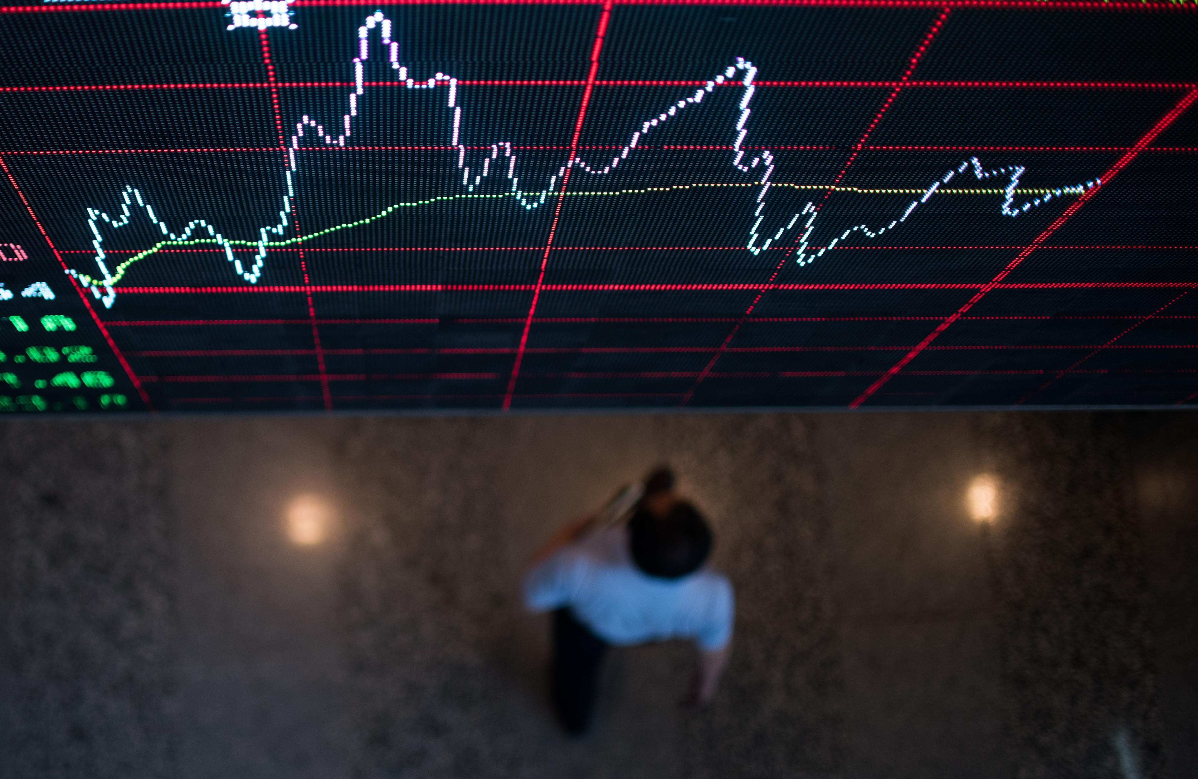 Shanghaibörsen svänger, liksom Kinas valutareserv, som oväntat ökade i oktober. Frågan är bara hur gick det till. (Foto: Johannes Eisele /AFP/Getty Images)