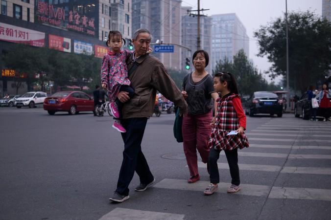 En familj i Peking. Västvärlden hoppas att de kinesiska konsumenterna ska börja driva på världsekonomin, men deras inkomster har faktiskt minskat. (Ed Jones/AFP/Getty Images)