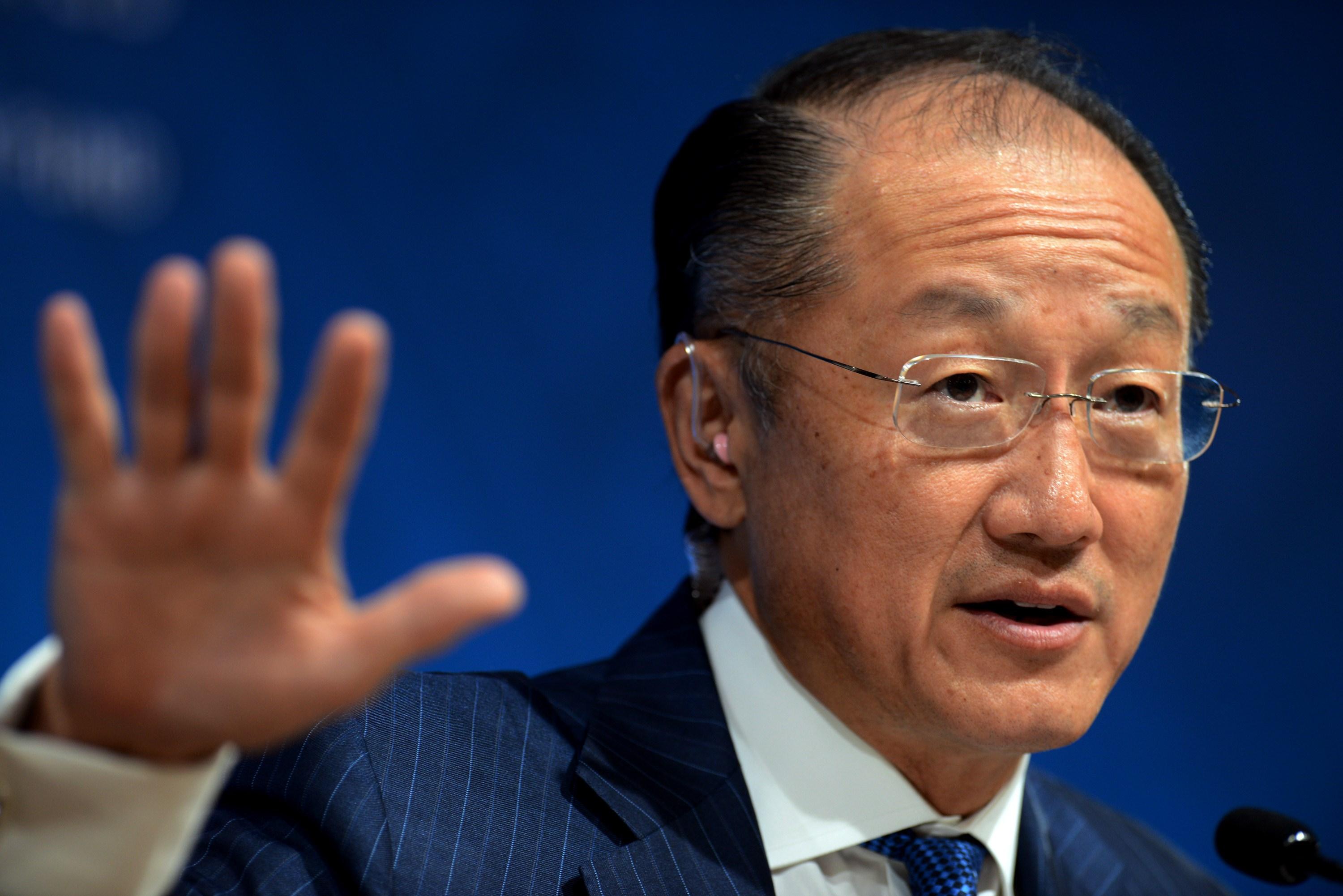 Världsbankens chef var överlag nöjd med sina två chefer som nu avgår på grund av misskötsel med hantering av lån från Kina. (Foto: Cris Bouroncle /AFP/Getty Images)