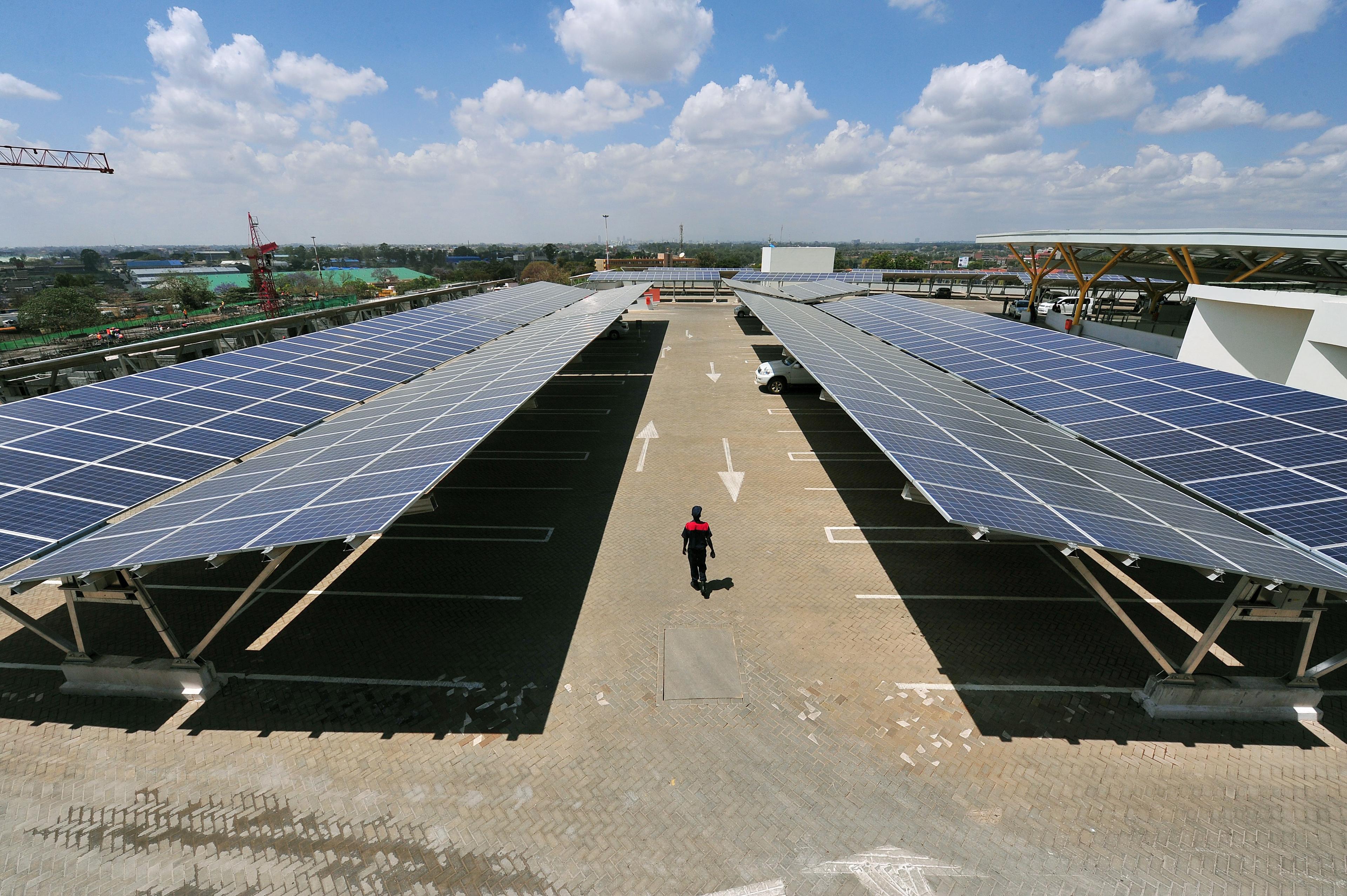 Kenya satsar på solenergi. Afrikas största solcellsanläggning finns på en parkeringsplats vid ett köpcenter i Nairobi. Anläggningen omfattar 3300 solceller som kan generera 1256 MWh årligen, vilket uppskattas ge 745 tons minskning av koldioxidutsläppen varje år. (Foto: Simon Maina/AFP/Getty Images) 