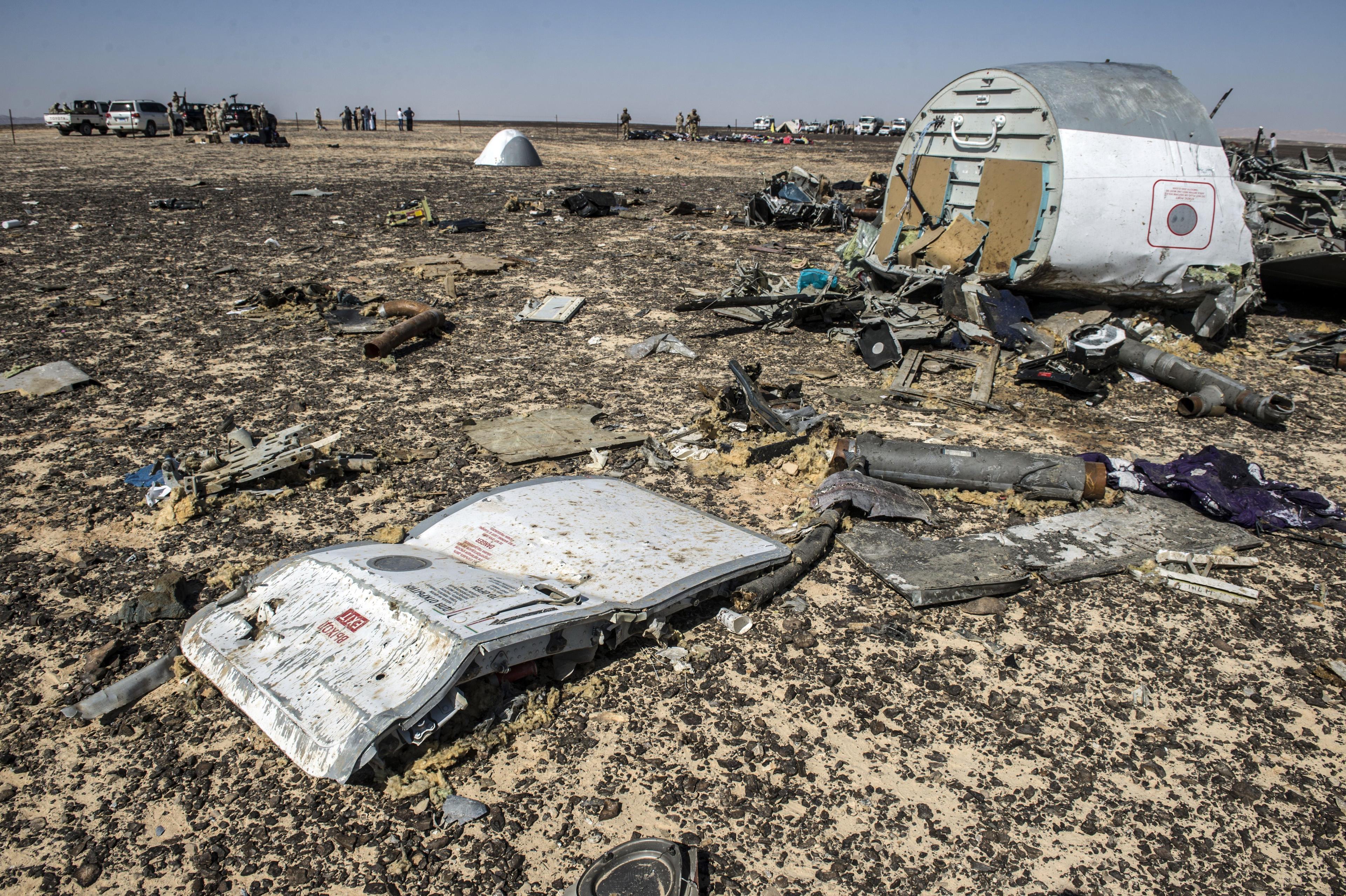 Vrakdelar från det kraschade ryska planet A321 vid nedslagsplatsen i Egypten. (Foto: Khaled Desouki/AFP/Getty Image) 