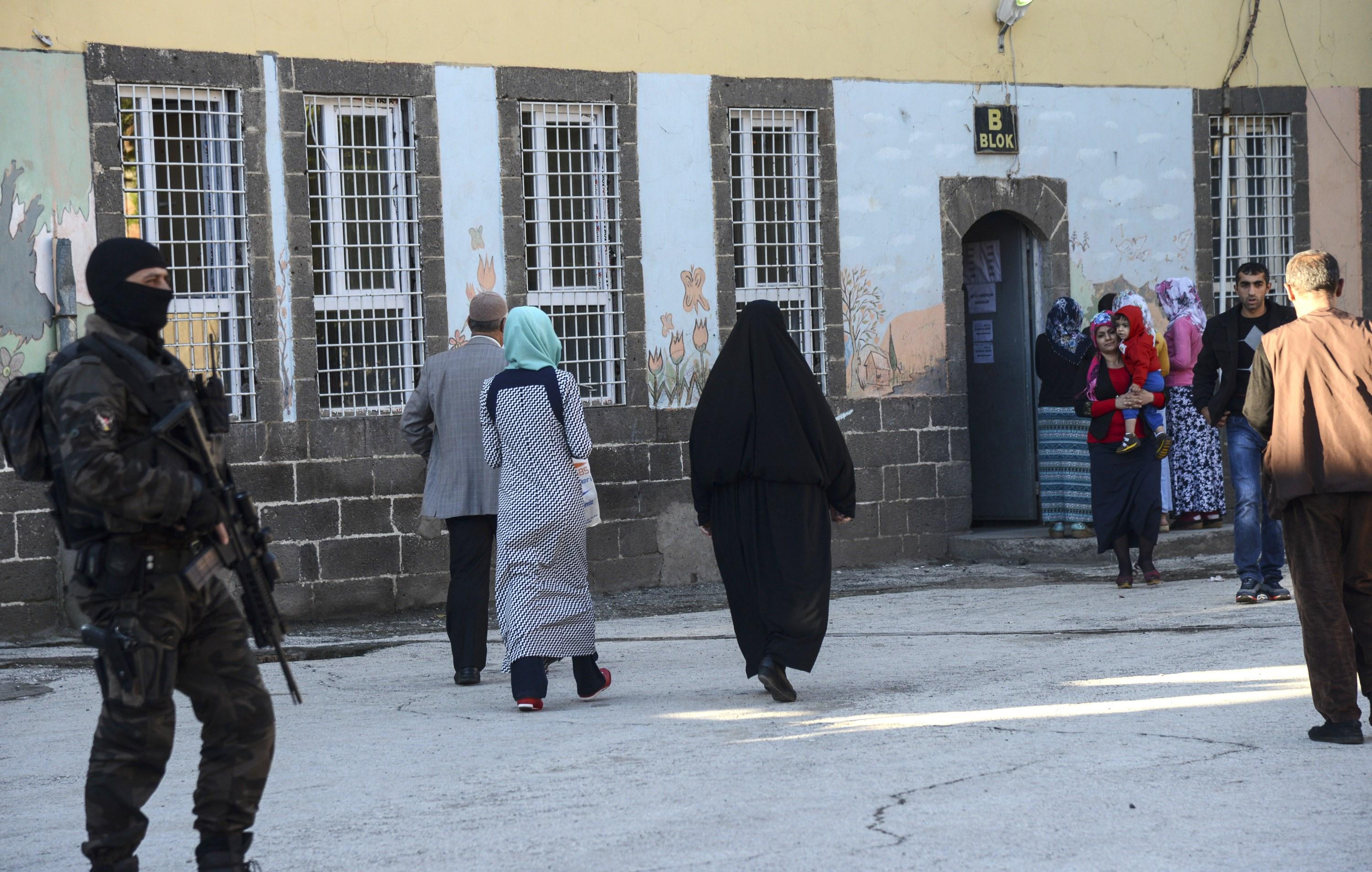Turkiska specialpolisstyrkor väntade framför en skola som fungerade som vallokal i Diyarbakir den 1 november 2015. Turkiet röstade den 1 november i ett av sitt mest avgörande val i år, med landet djupt splittrat gentemot ökat kurdiskt och islamiskt våld och oro för demokrati och ekonomin. (Foto: Bulent Kilic /AFP/Getty Images)