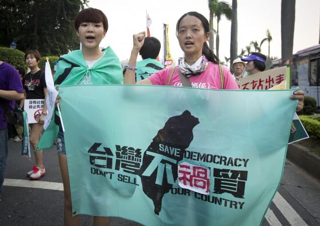Demonstranter protesterar i Taiwans huvudstad Taipei mot mötet i helgen mellan Kinas och Taiwans presidenter. (Ashley Pon/Getty Images)