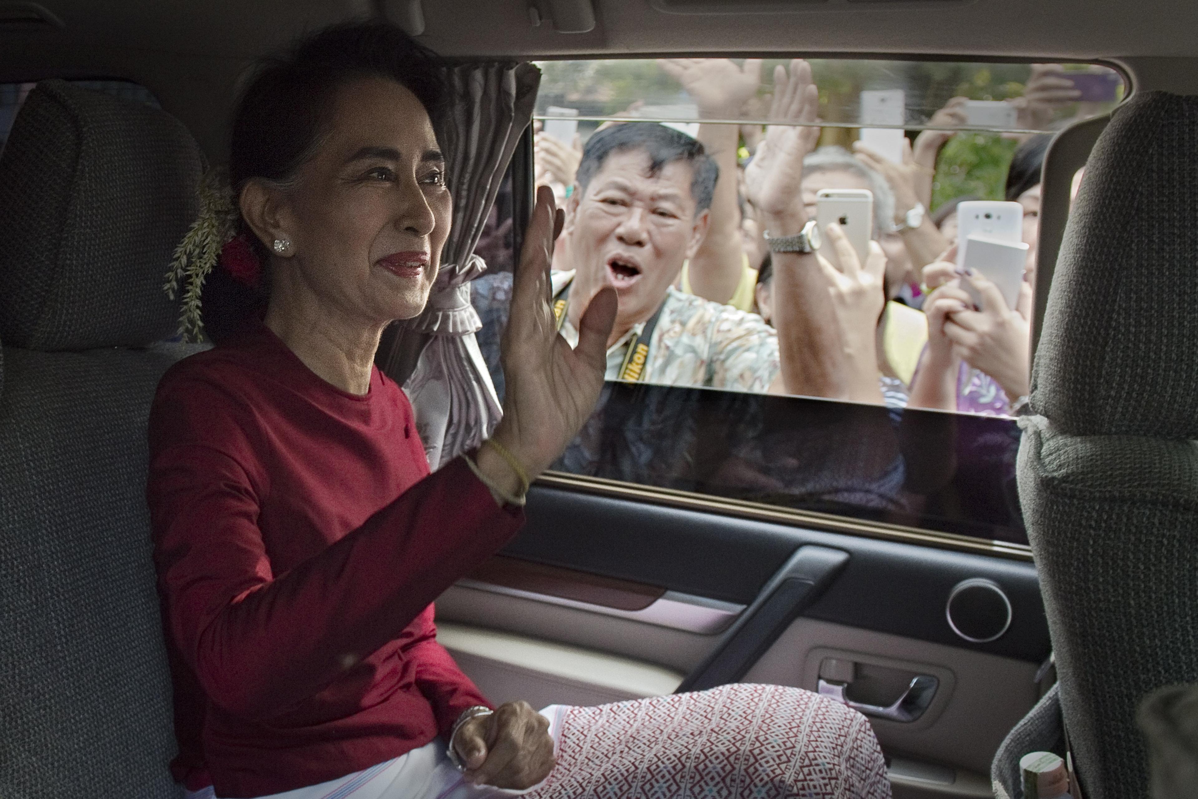 Aung San Suu Kyi och hennes demokratiska parti NLD vann stort i Burmas första riktigt demokratiska val. Här är hon på väg till vallokalen på valdagen den 8 november 2015. (Foto: Nicolas Asfouri/AFP/Getty Image)