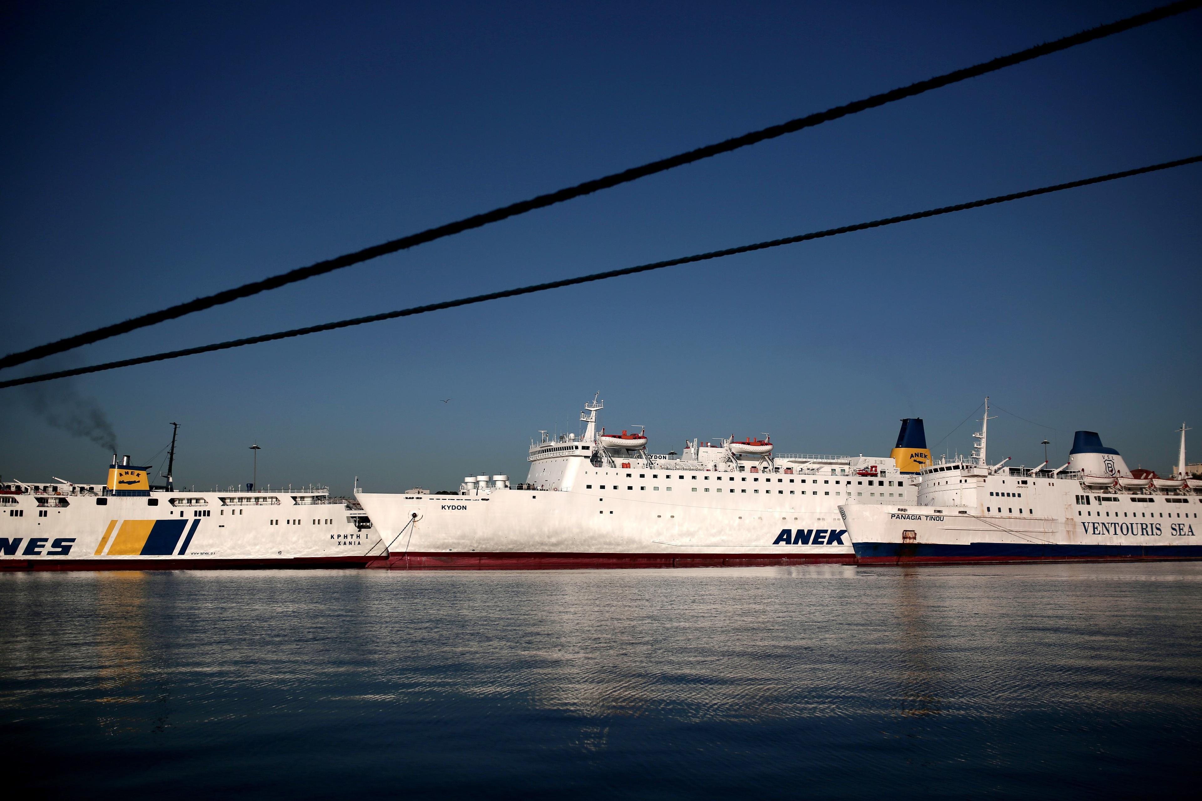 I hamnen i Pireus ligger båtarna stilla. All färjetrafik till de grekiska öarna är inställd under 24 timmar, när grekerna går ut i generalstrejk mot landets politik. (Foto: Angelos Tzortzinis /AFP/Getty Image)