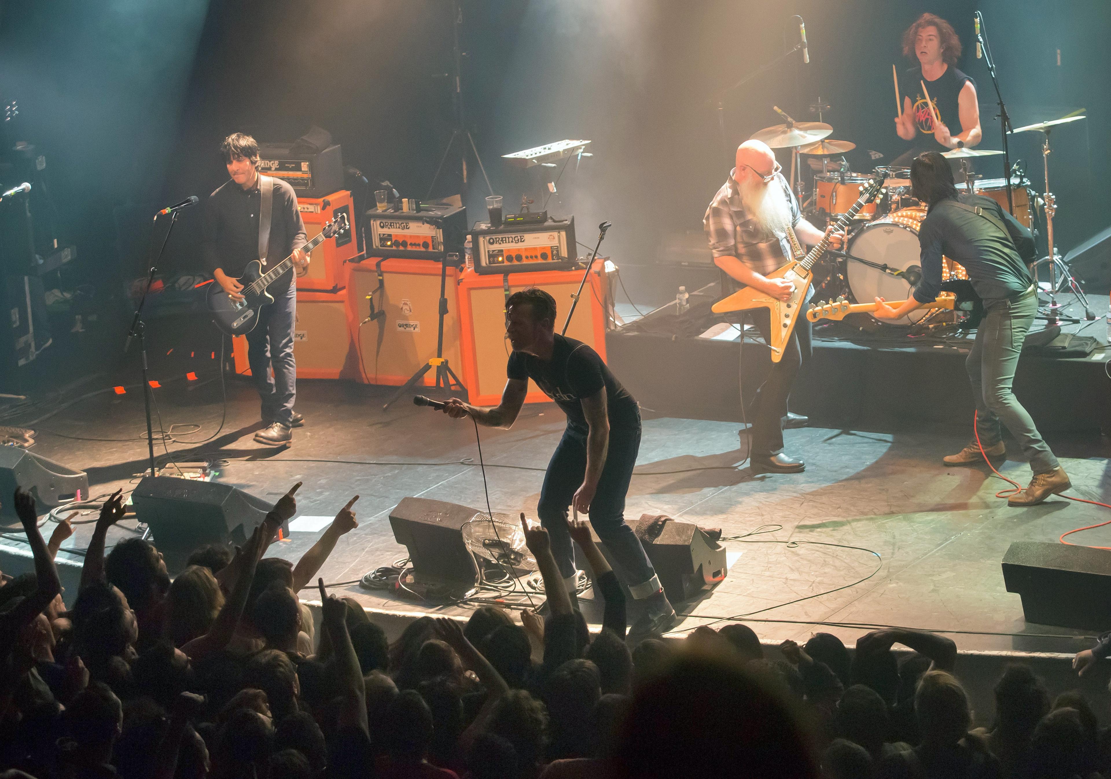 Bandet Eagles of Death Metal uppträder på konserthuset Bataclan, alldeles innan terroristerna slog till. Nu berättar bandet för första gången om tragedin. (Foto: Marion Ruszniewski /AFP/Getty Images)