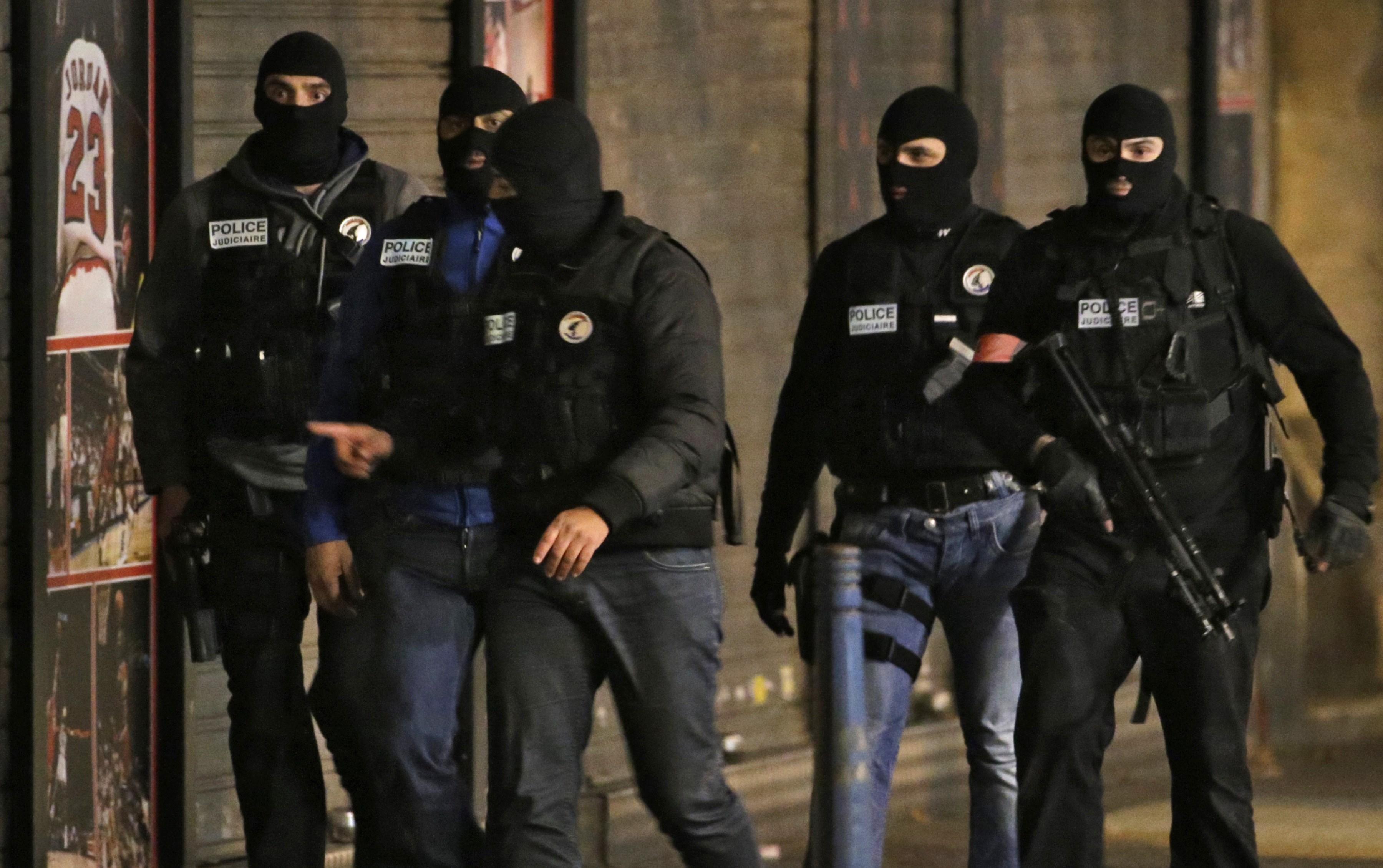 Polisen stormade tidigt på onsdagsmorgonen en lägenhet i den norra Parisförorten Saint Denis. (Foto: Kenzo Tribouillard /AFP/Getty Images)
