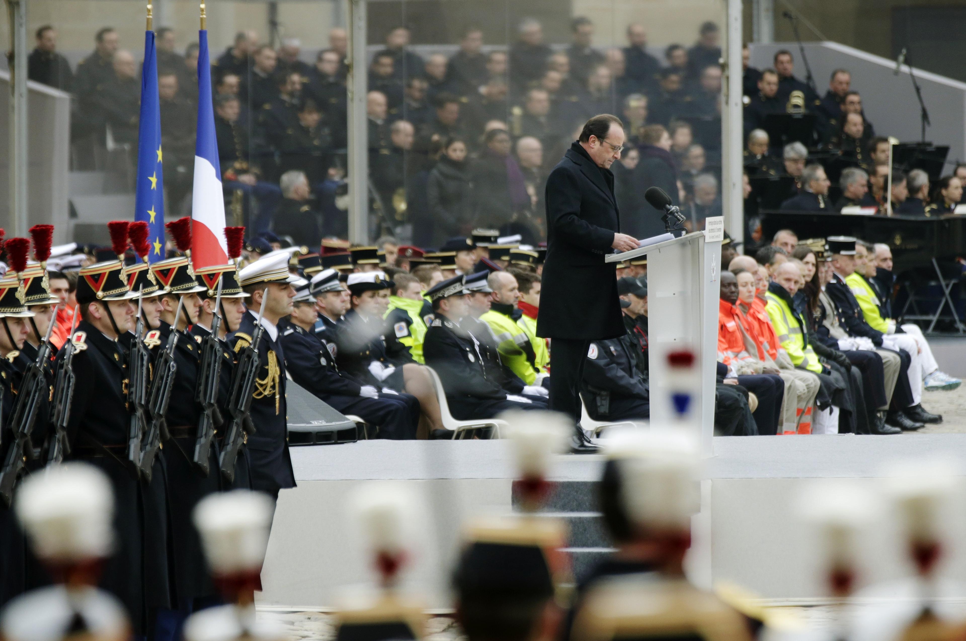 Frankrikes president Francois Hollande talar vid en ceremoni på Les Invalides för att hedra offren för terrorattentatet i Paris fredagen den 13 november. (Foto: Philippe Wojazer /AFP/Getty Image)