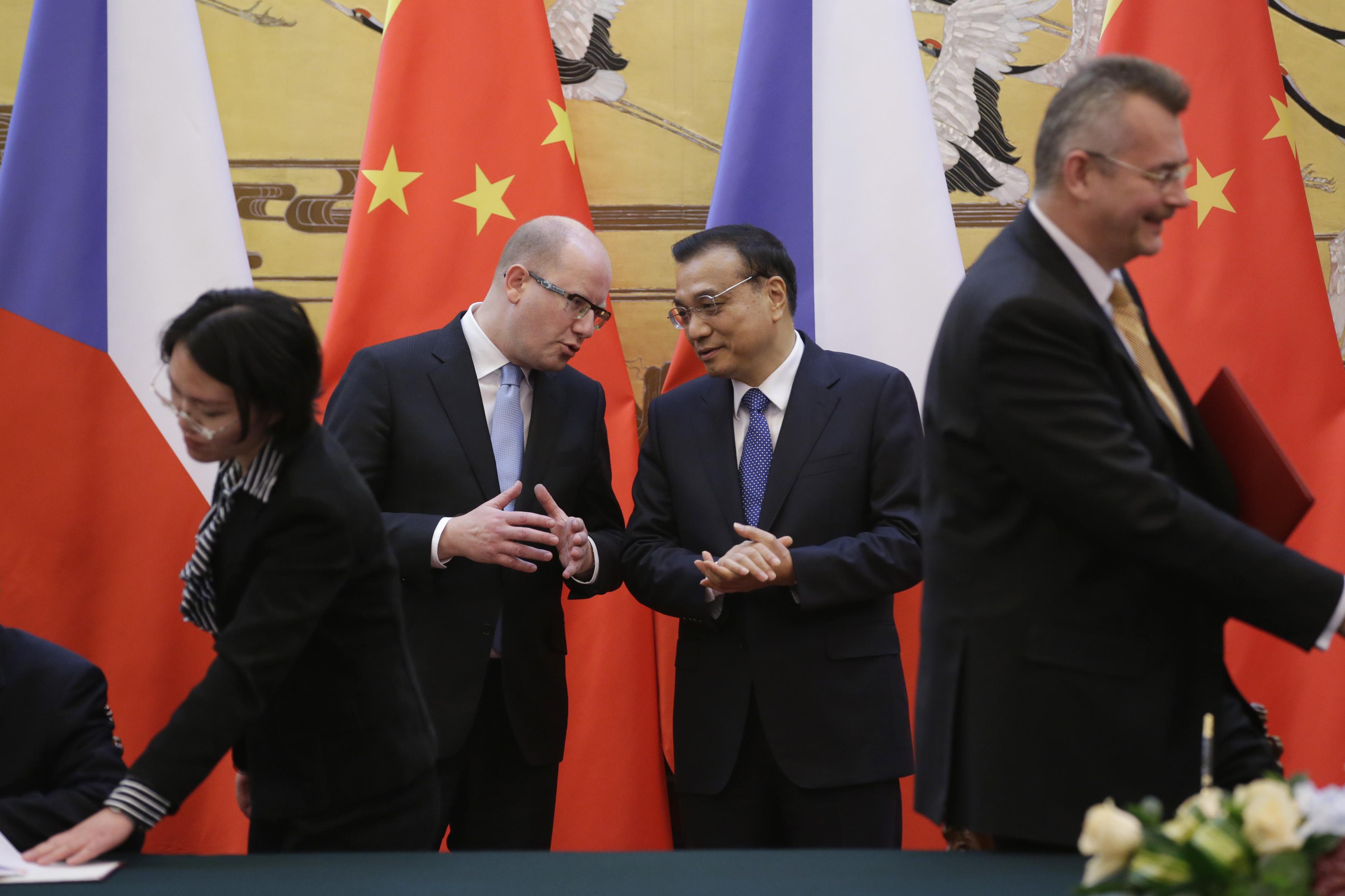 Den tjeckiske premiärministern Bohuslav Sobotka samtalar med Kinas Li Keqiang i Peking den 27 November, 2015. Kina öppnar dörrar till andra delar av världen bland annat Östeuropa. (Foto: Jason Lee /AFP/Getty Images)