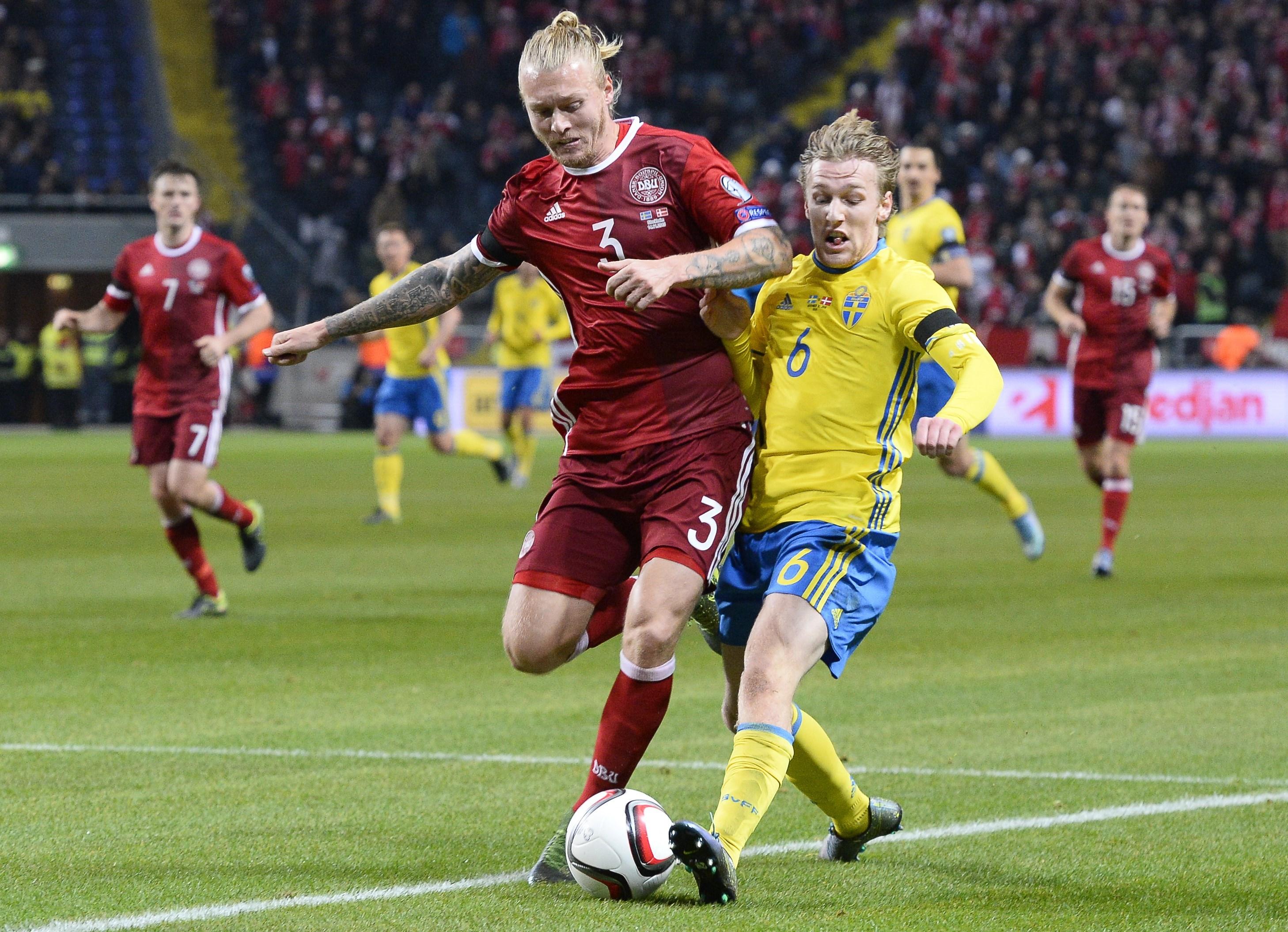 Emil Forsberg fick pris som bäste svenske spelare i 2-1-segern mot Danmark i play off till EM. Här i kamp med danske mittbacken Simon Kjaer. (Foto: JONATHAN NACKSTRAND/AFP/Getty Images)