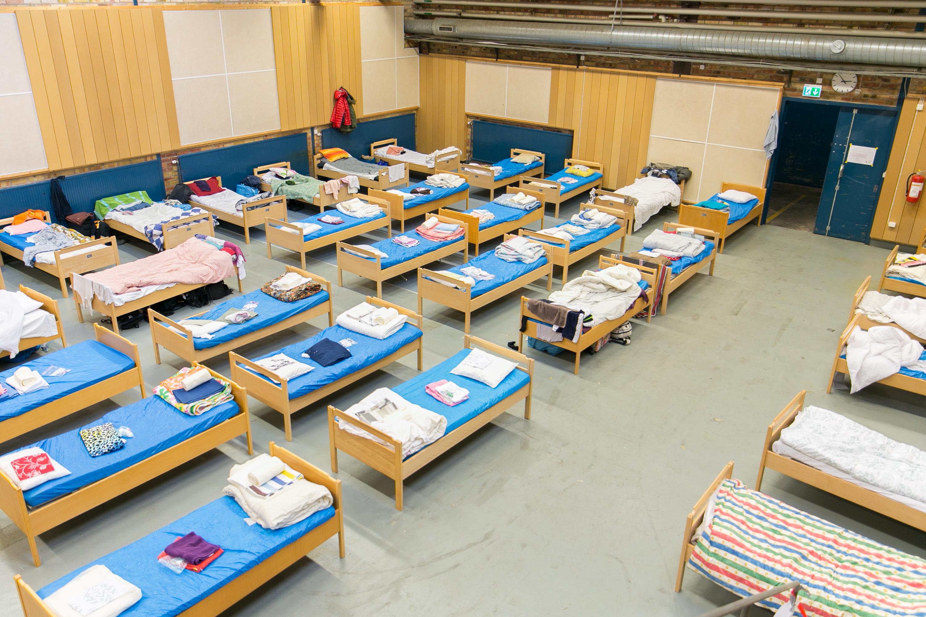 På en evakueringsplats i en kommun utanför Stockholm finns sängar iordningställda. (Foto: Tomislav Stjepic)