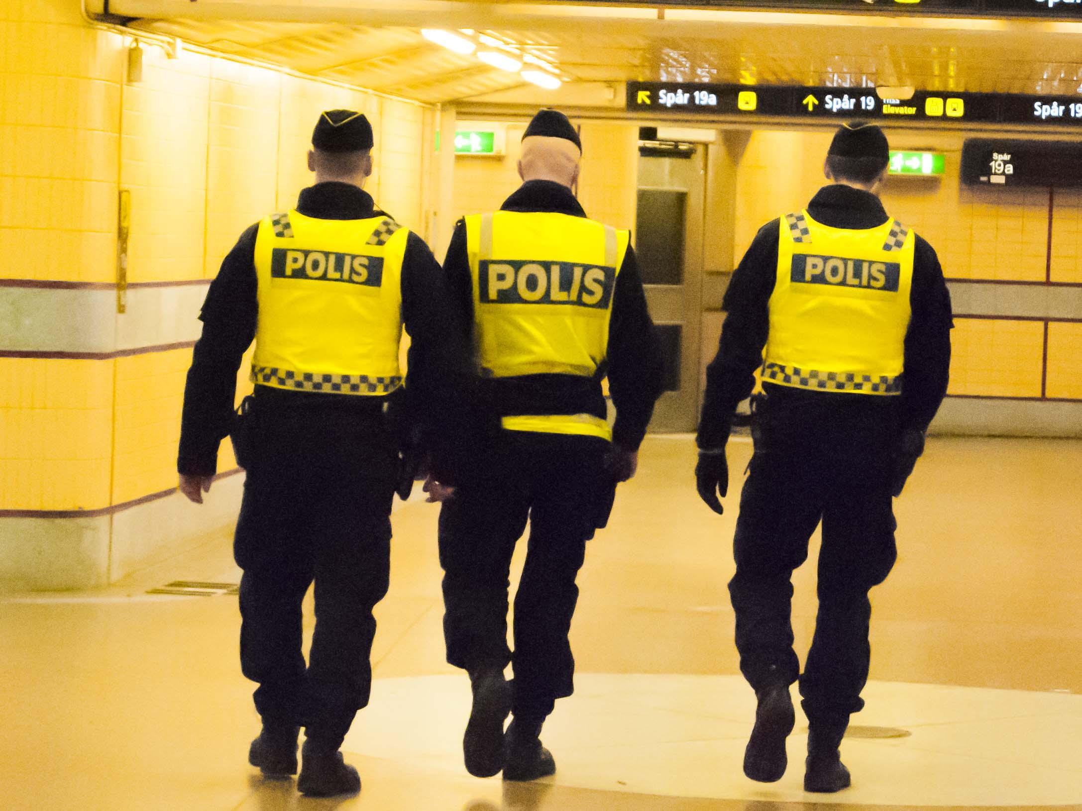 Polisen har ökat närvaron på kritiska platser som tunnelbanan efter att Säkerhetspolisen på onsdagen höjde hotnivån. (Foto: Mikael Iso-Oja /Epoch Times)