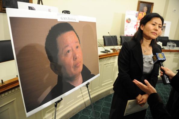 Geng He blir intervjuad framför en bild av sin make, människorättsadvokaten Gao Zhisheng. Nu meddelas att omvärlden återigen förlorat kontakten med Gao (Foto: Tim Sloan/AFP/Getty Images)