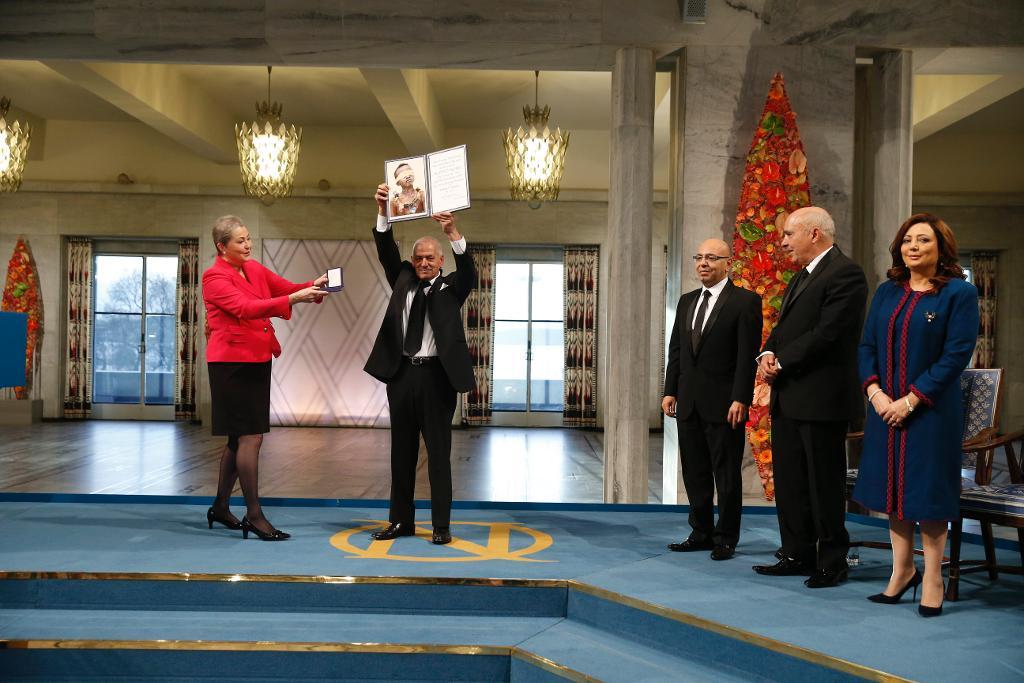Nobelkommitténs ordförande Kaci Kullman-Five delar ut diplom och medaljong till årets fredspristagare för deras demokratiarbete i Tunisien. (Foto: Cornelius Poppe)